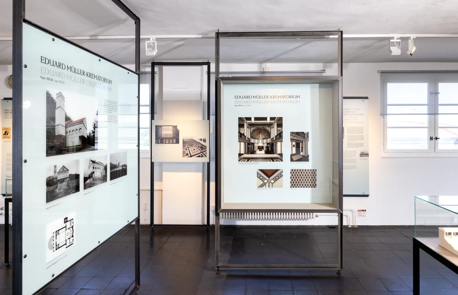 Vitrinen mit Exponaten in einer Ausstellung