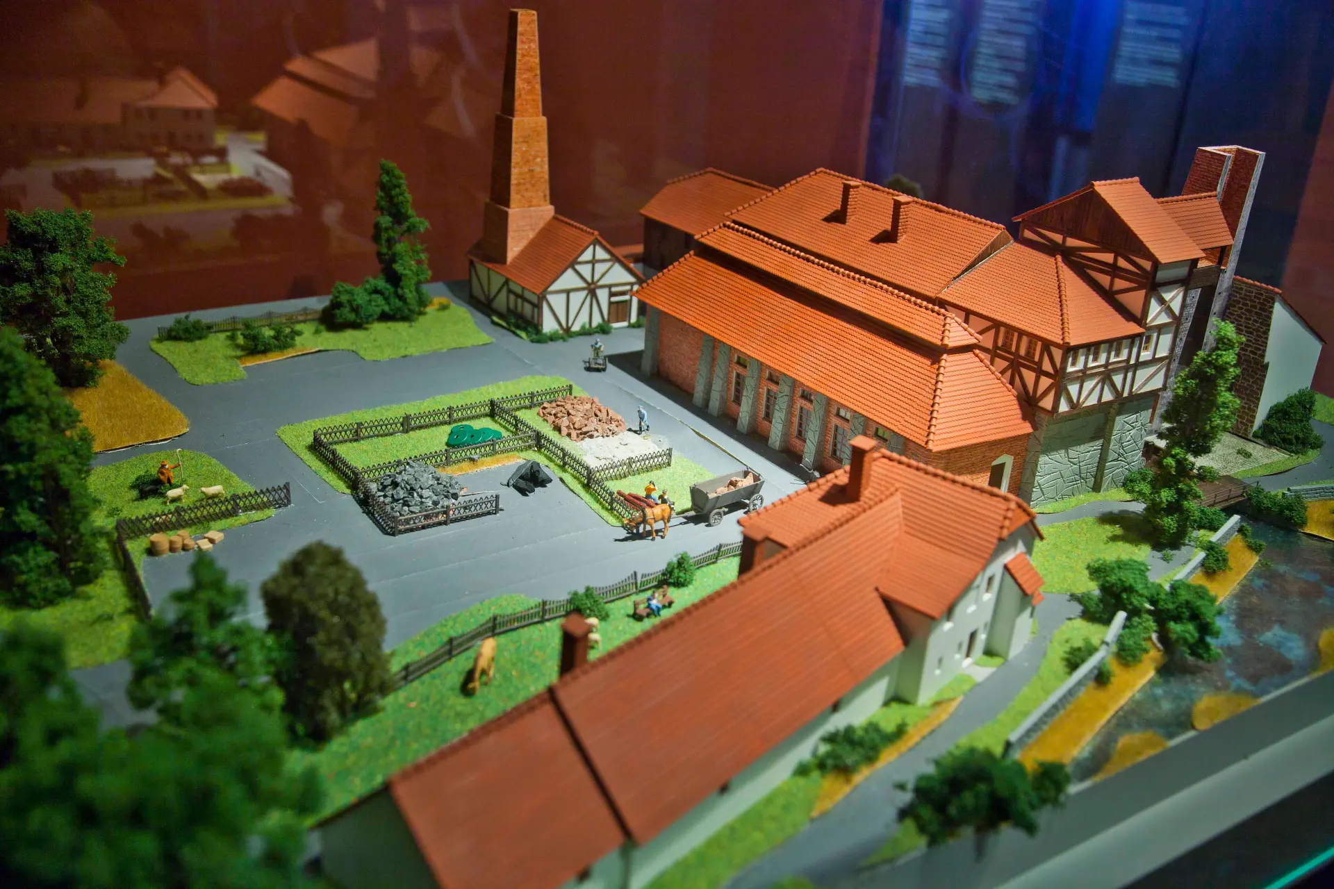 Blick auf ein Gebäudemodell in einer Vitrine