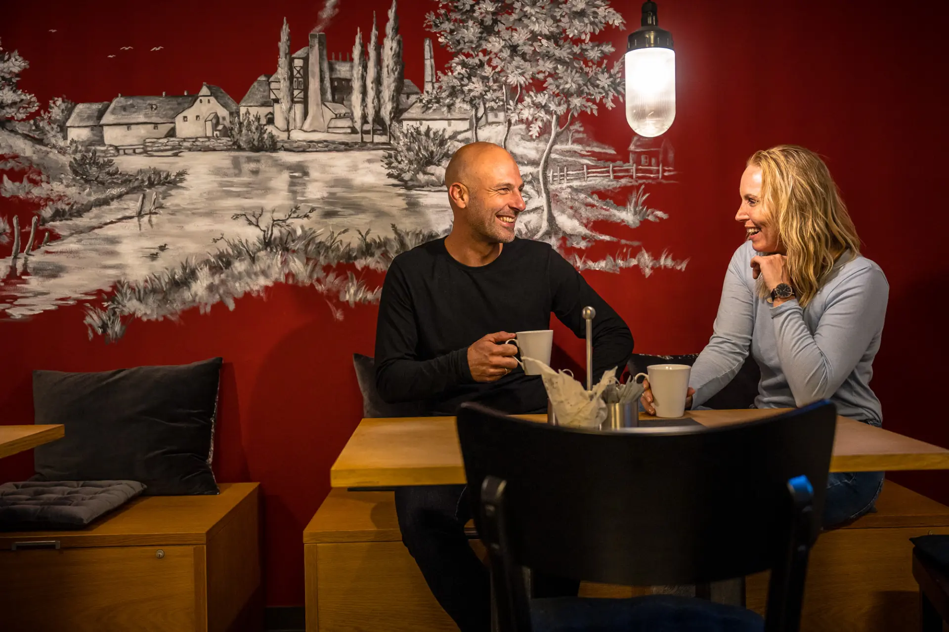 Ein Mann und eine Frau sitzen an einem Tisch und trinken Kaffee