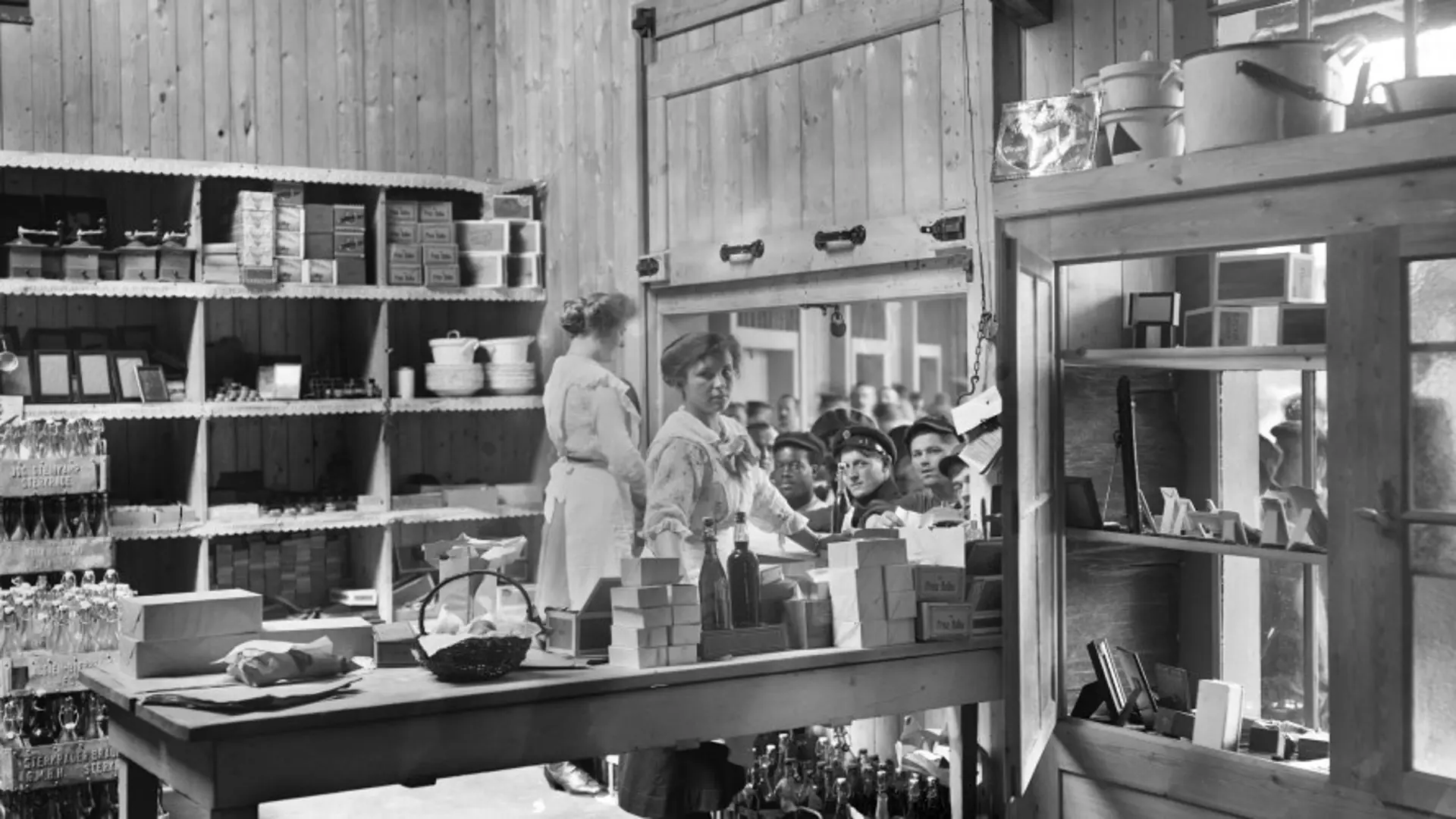 Historische schwarz-weiß Aufnahme von zwei Frauen an der Warenausgabe der GHH Kantine.