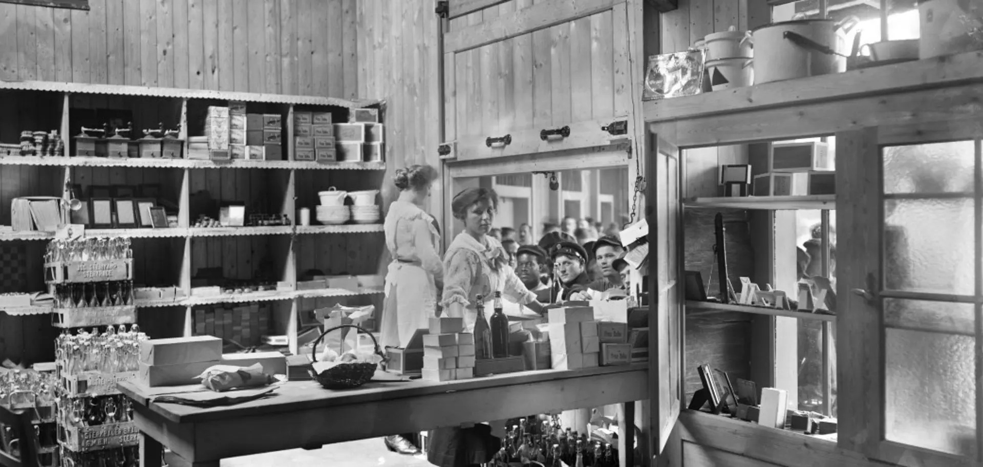 Historische schwarz-weiß Aufnahme von zwei Frauen an der Warenausgabe der GHH Kantine.