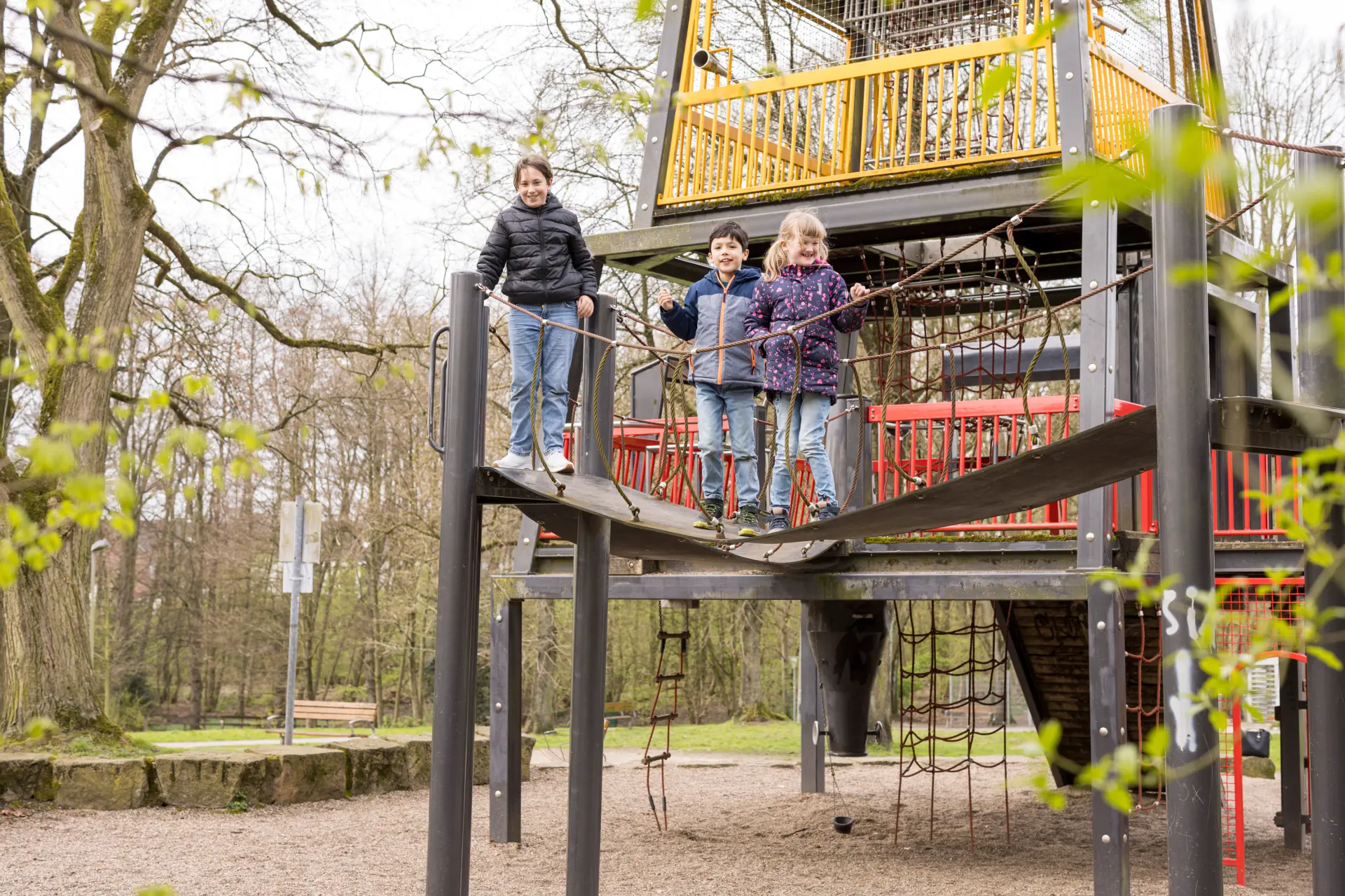 Drei Kinder auf einem Klettergerüst