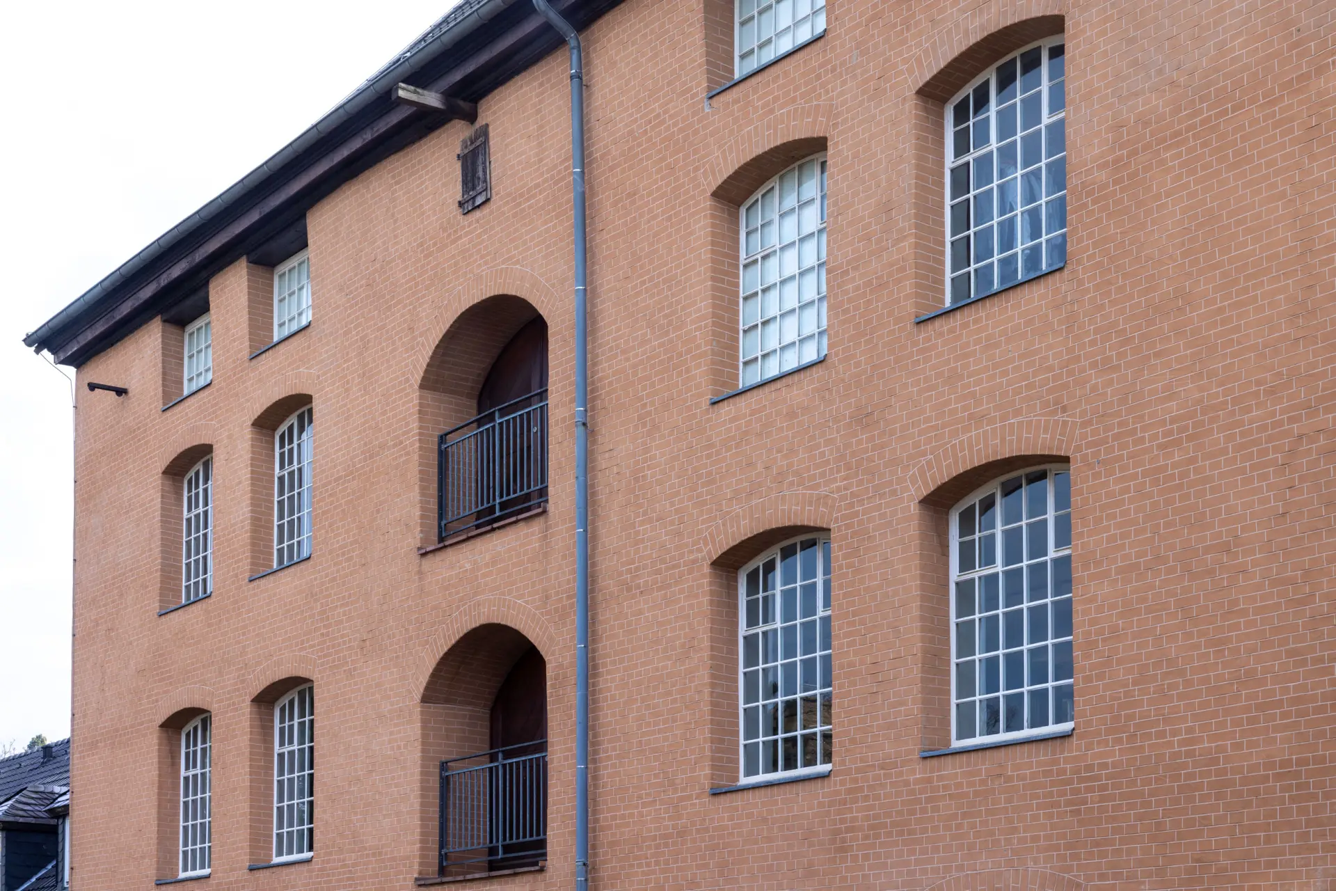 Blick durch ein Sprossenfenster auf ein Gebäude