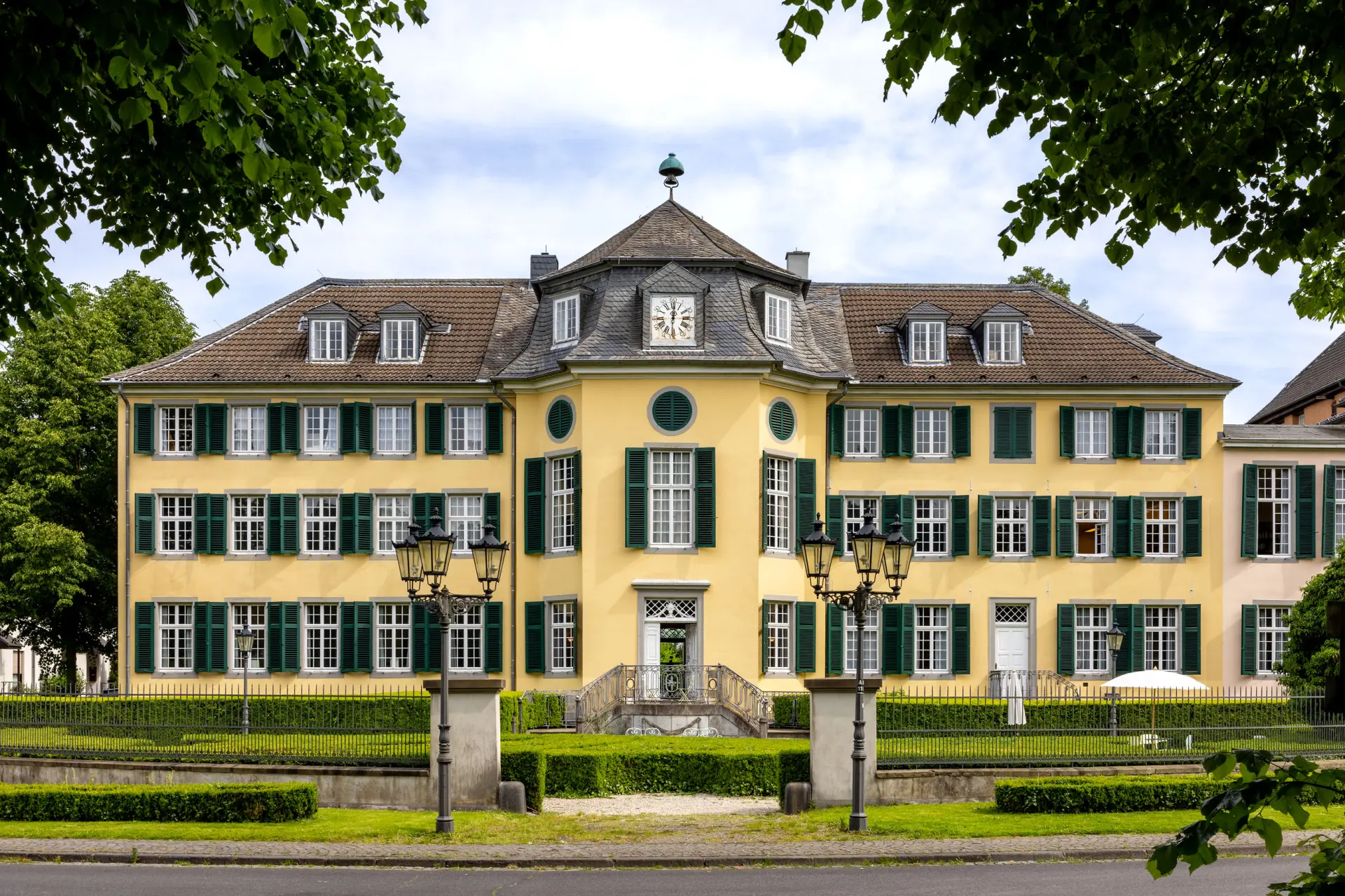 Historisches Herrenhaus vor blauem Himmel