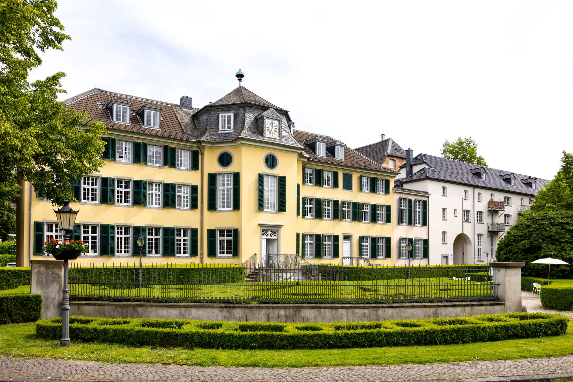 Schrägansicht eines historischen Herrenhauses