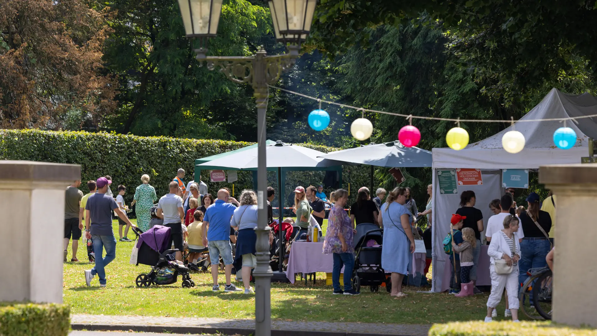 Ein Park mit Ständen und vielen Besuchern