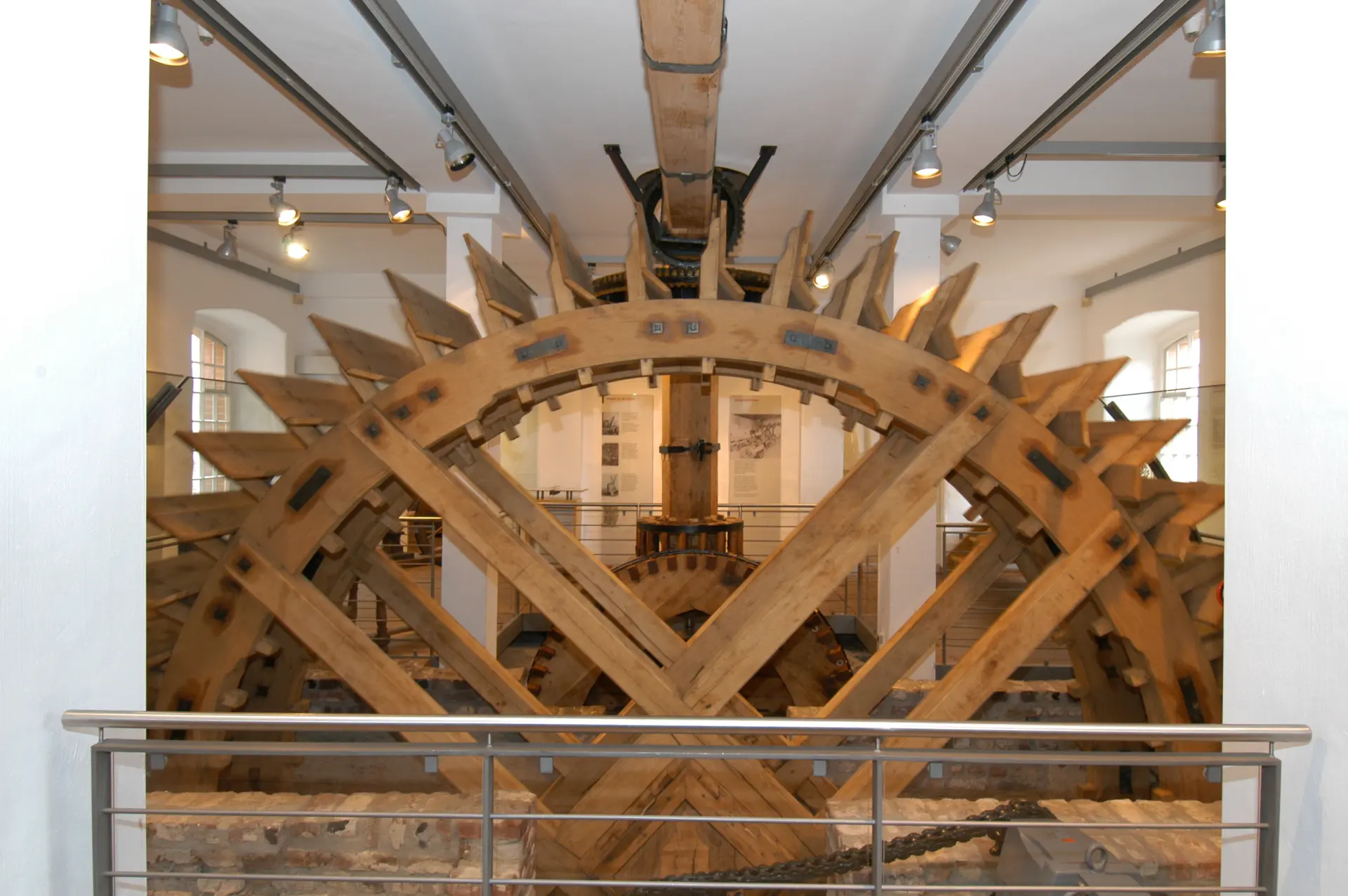 Ein großes Wasserrad aus Holz