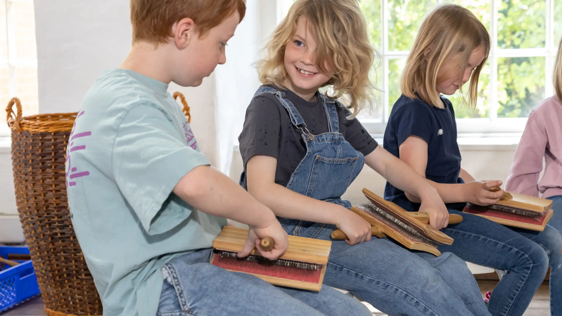 Eine Gruppe Kinder an einer Spinnmaschine