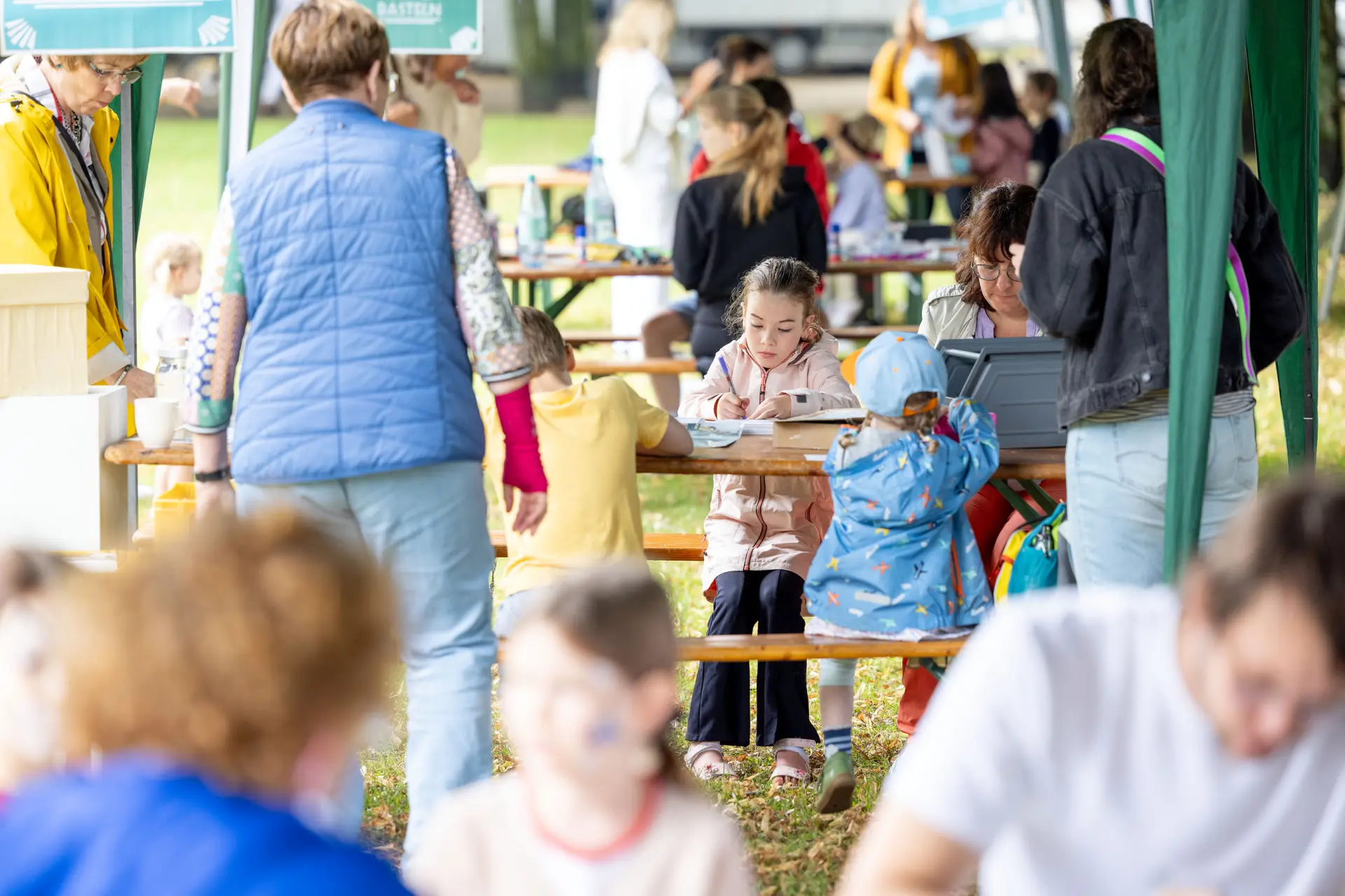 Basteltisch mit verschiedenen bunten Utensilien