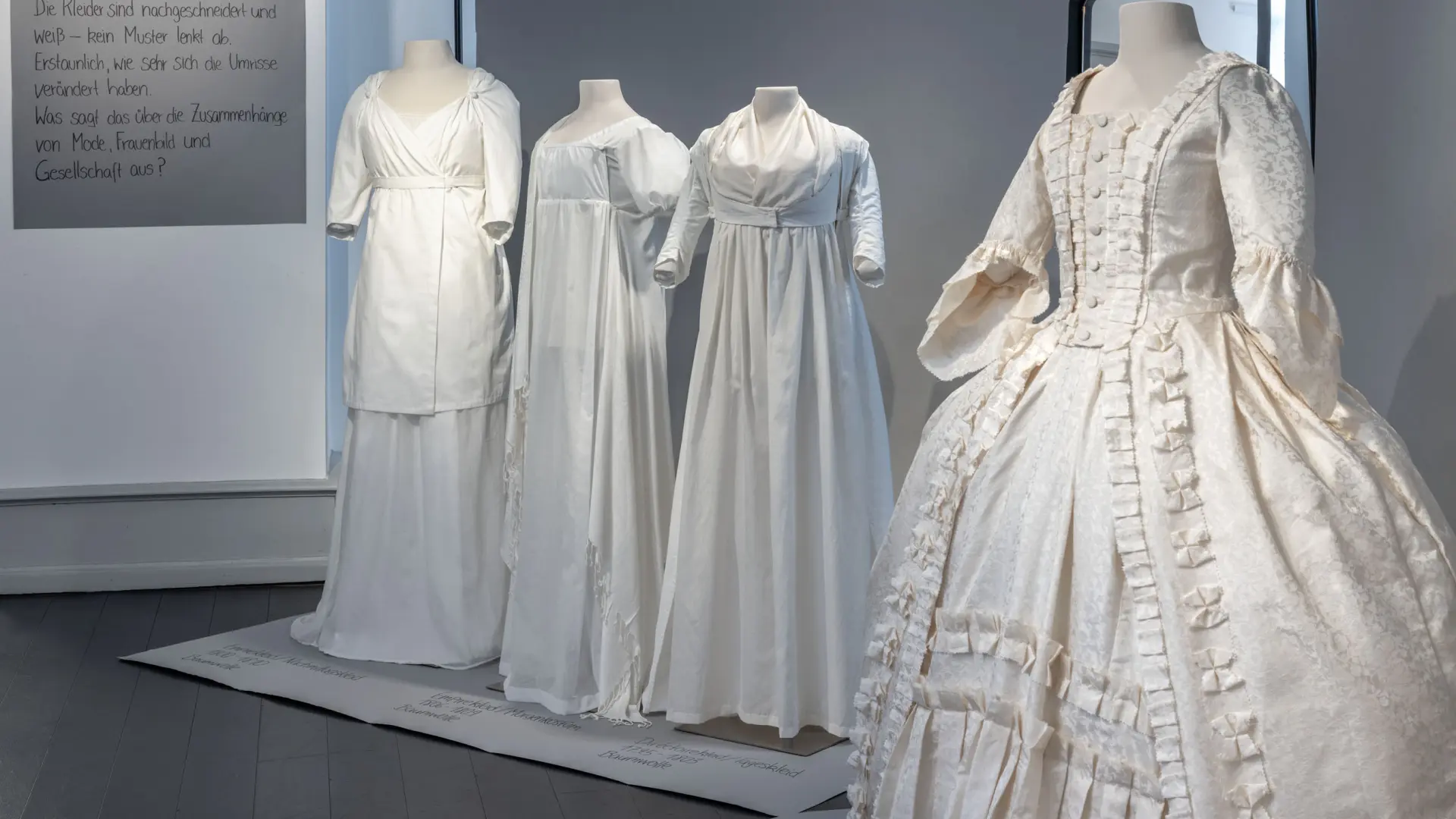 Ausstellung mit weißen Kleidern an Figurinen