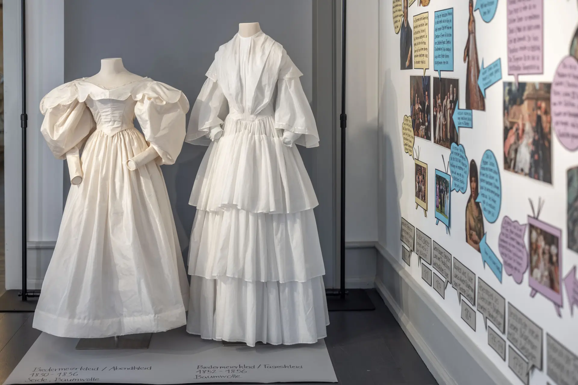 Ausstellung mit weißen Kleidern an Figurinen