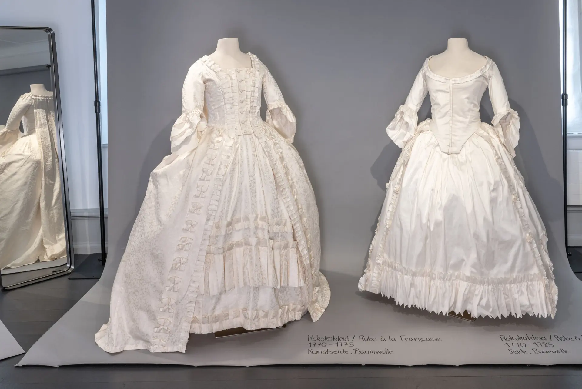 Ausstellung mit weißen Kleidern an Figurinen