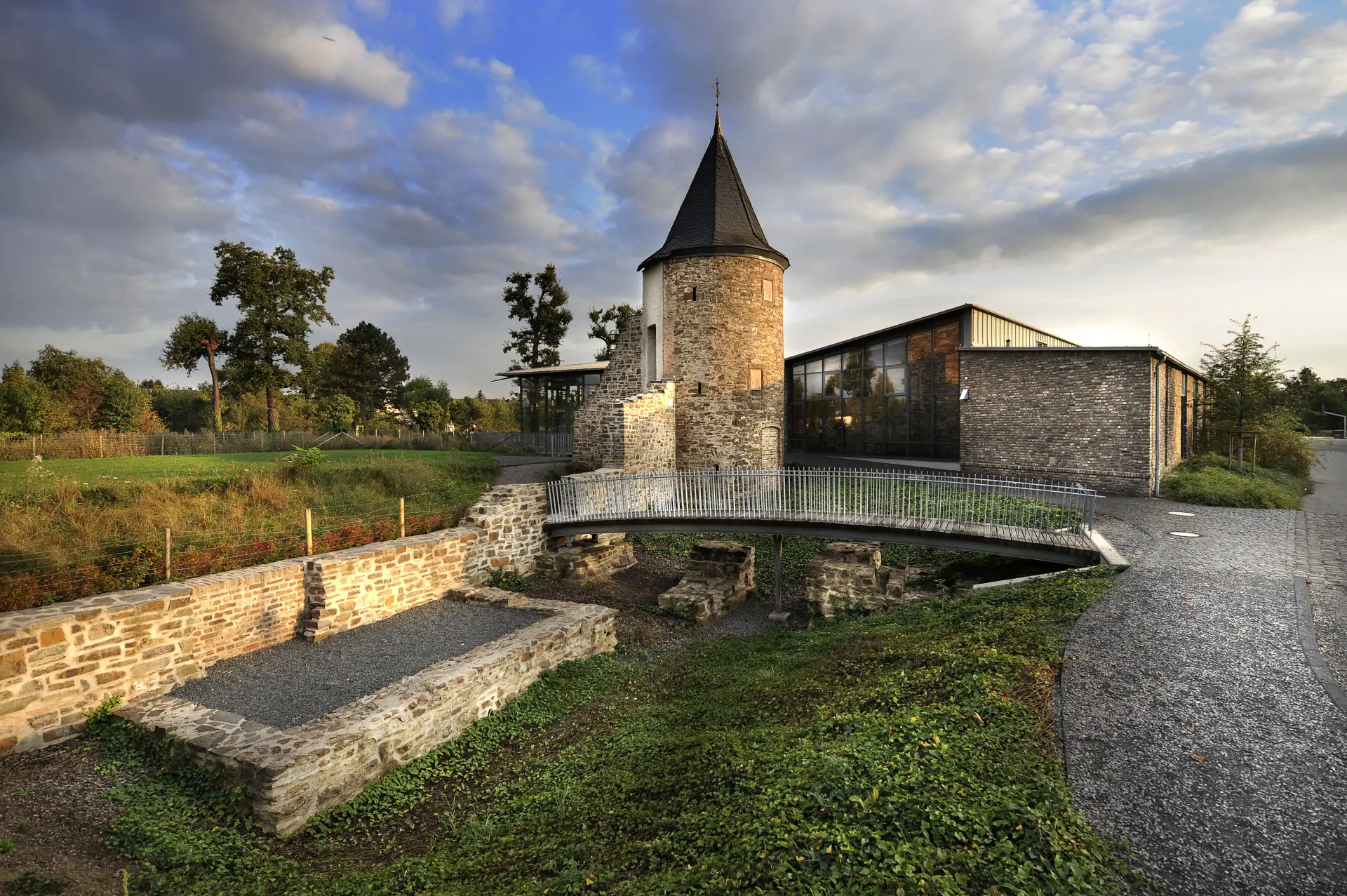 Außenansicht einer alten Burg im Grünen.