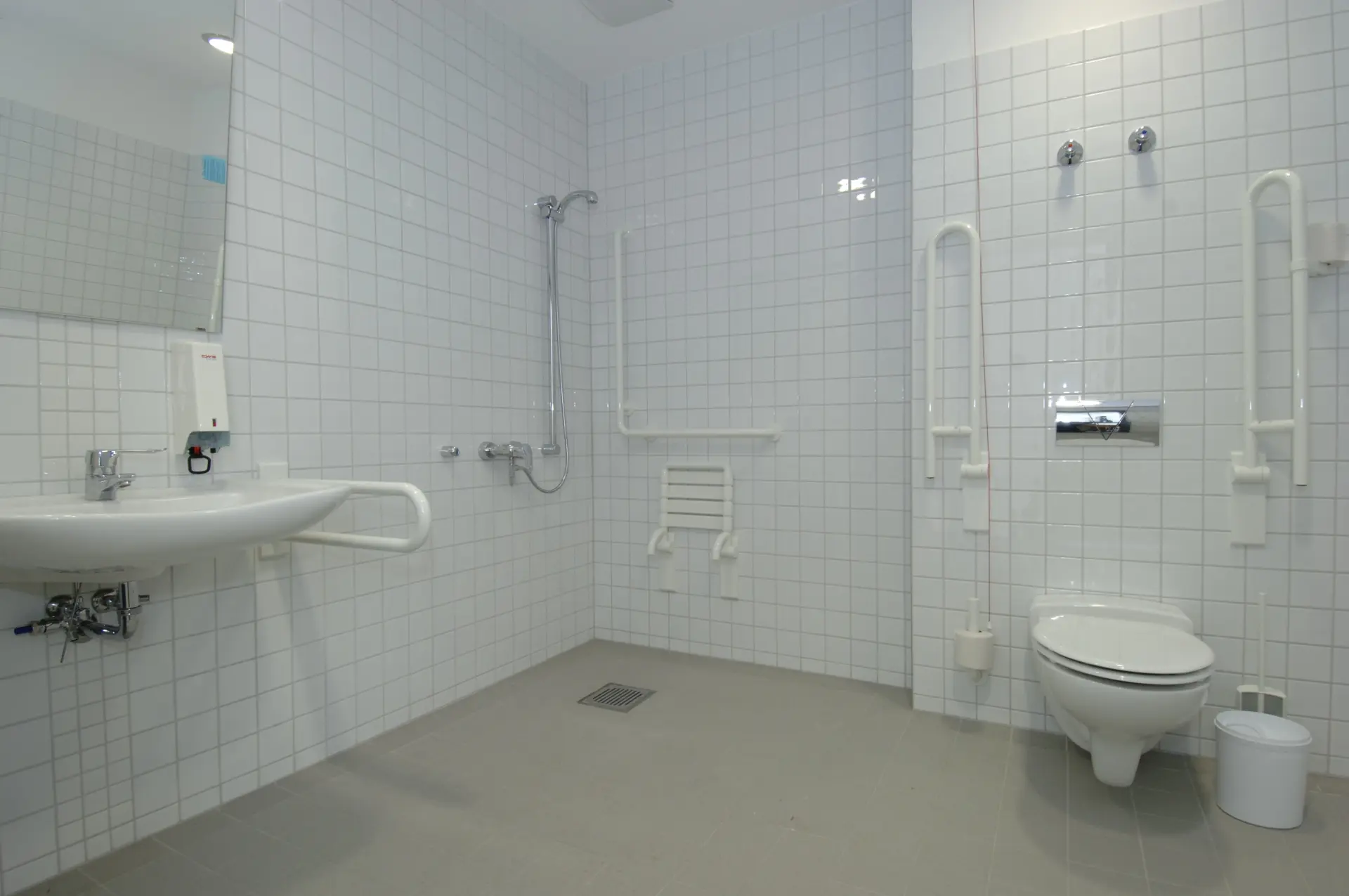 Ein barrierefreies Badezimmer.