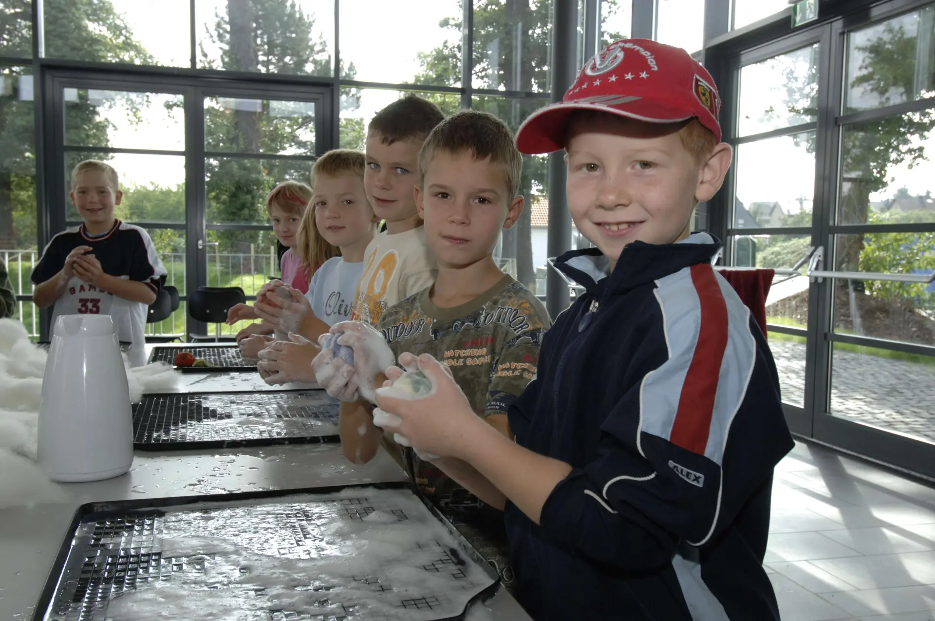 Mehrere Kinder filzen Kugeln.