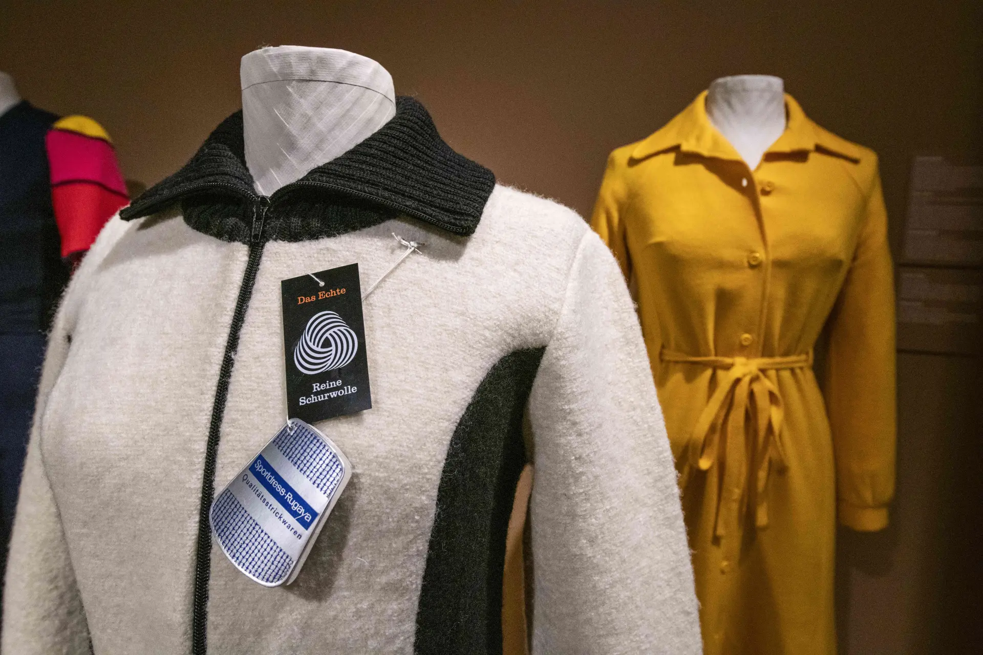 Kleidungsstücke an Figurinen in einer Ausstellung
