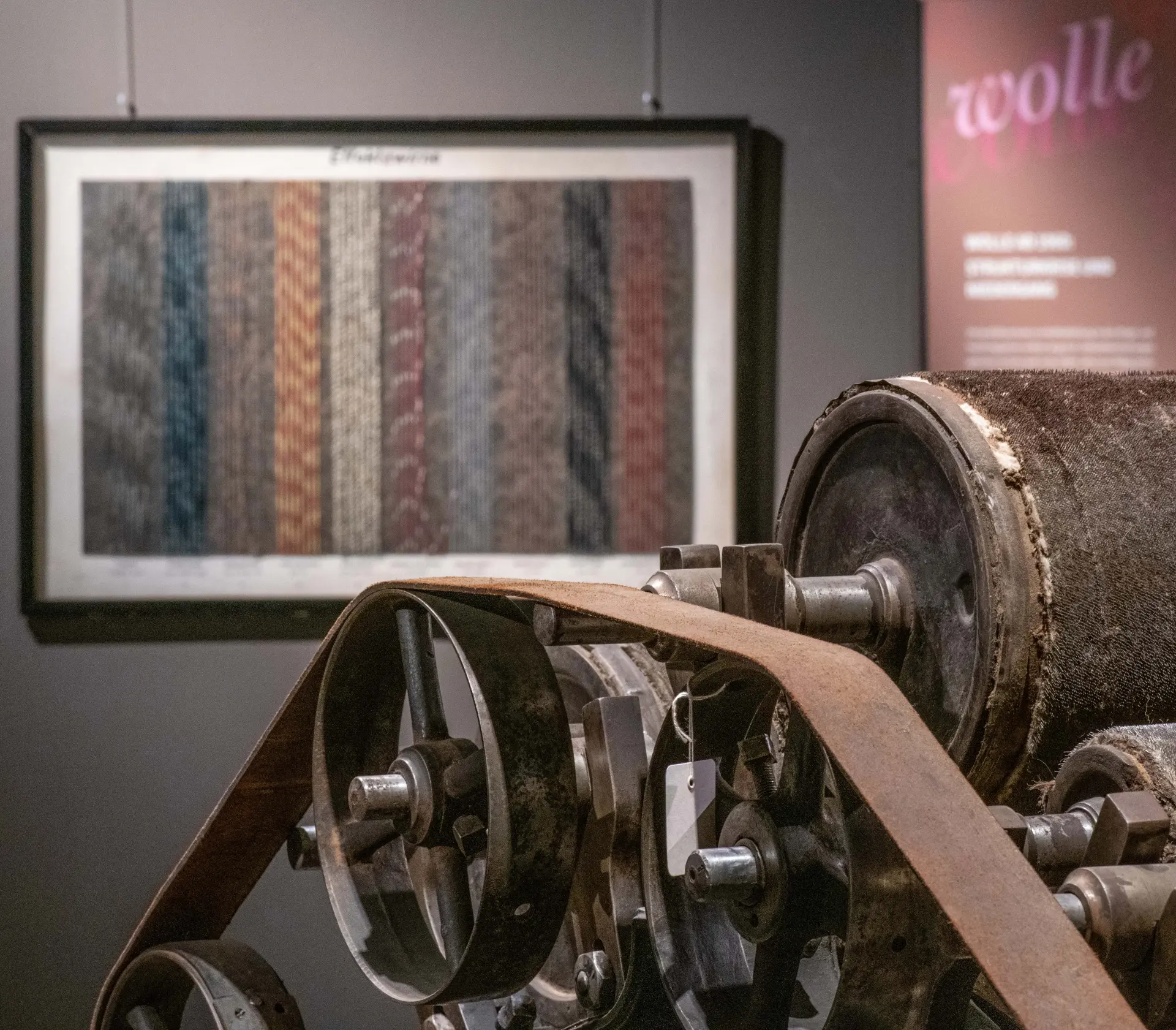 Detail einer Wollverarbeitungsmaschine in einer Ausstellung