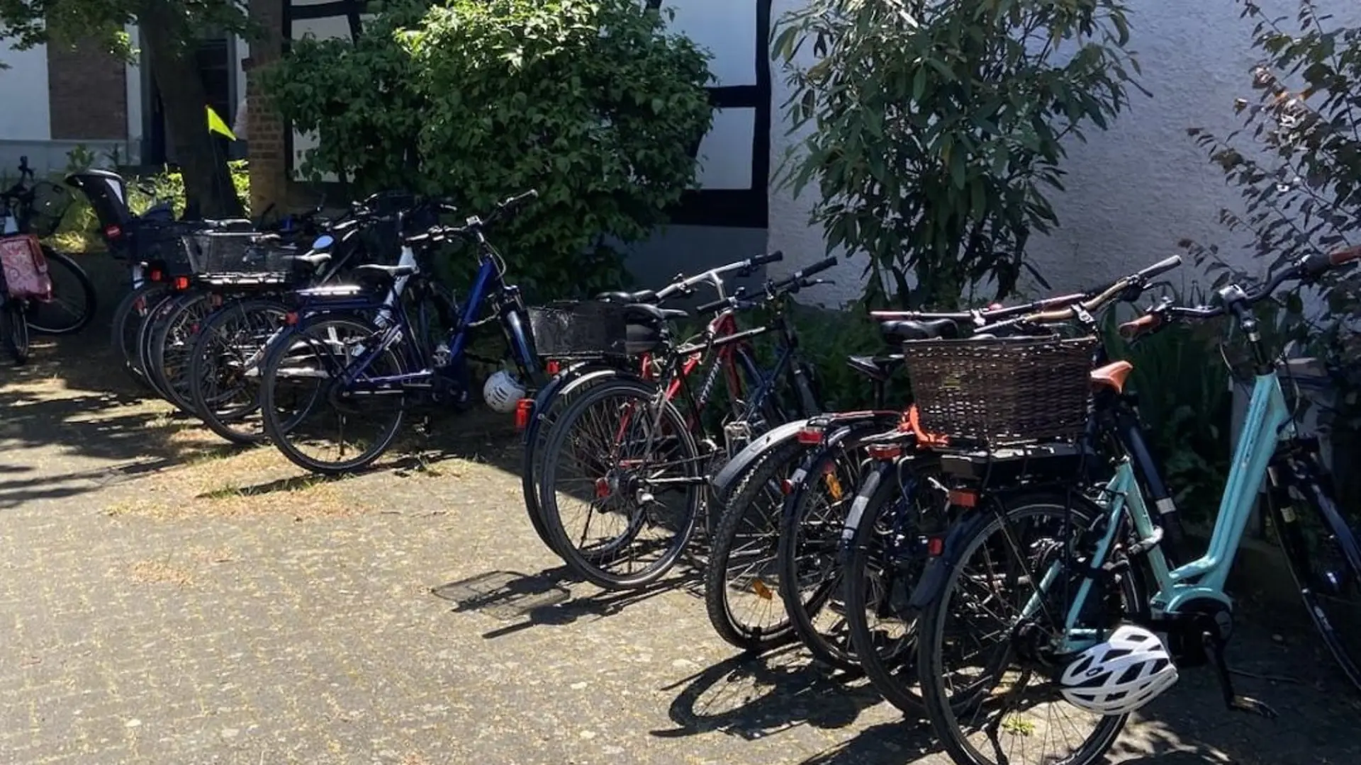 Einige Fahrräder stehen vor einem Fachwerkhaus.