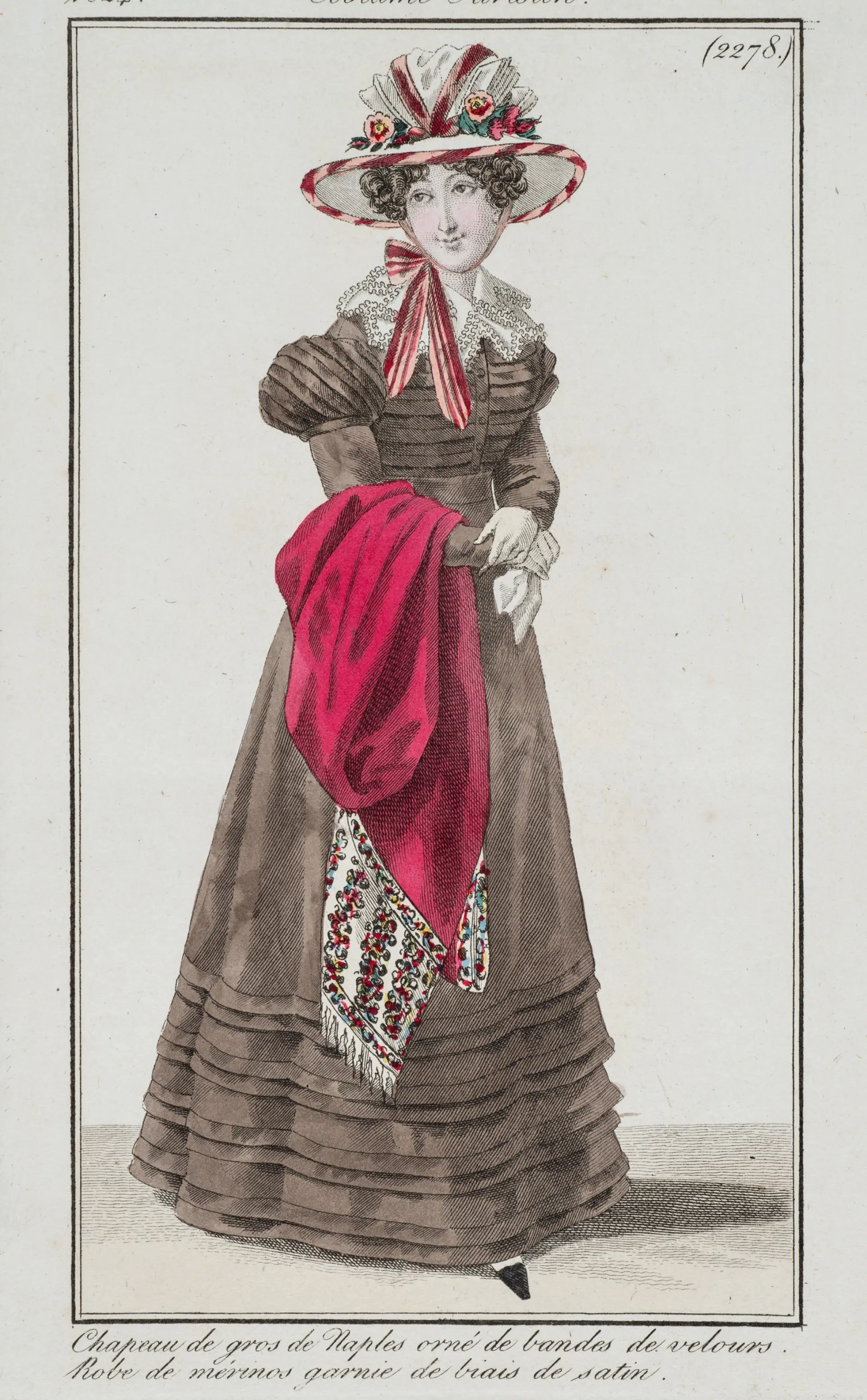 Kolorierte Modeillustration aus dem Jahr 1824 mit der Überschrift „Costume Parisien“. Dargestellt ist eine Frau, die ein langes, dunkles Kleid mit schmaler Taille und mehreren gestuften Volants am Rocksaum trägt. Die Ärmel sind gepufft, am Hals liegt ein heller, fein gerüschter Kragen. Die Frau trägt einen hellen Hut, geschmückt mit rosafarbenen Bändern und kleinen Blumen. Unter dem Kinn sind die Bänder zu einer Schleife gebunden. Über dem linken Arm liegt ein roter Schal, der am Ende ein Blumenmuster hat. Die Frau trägt helle Handschuhe und schwarze, spitz zulaufende Schuhe.