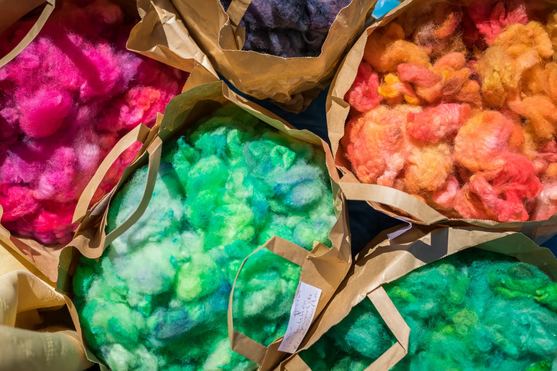 Bunte Wolle in Tüten von oben hinein fotografiert.