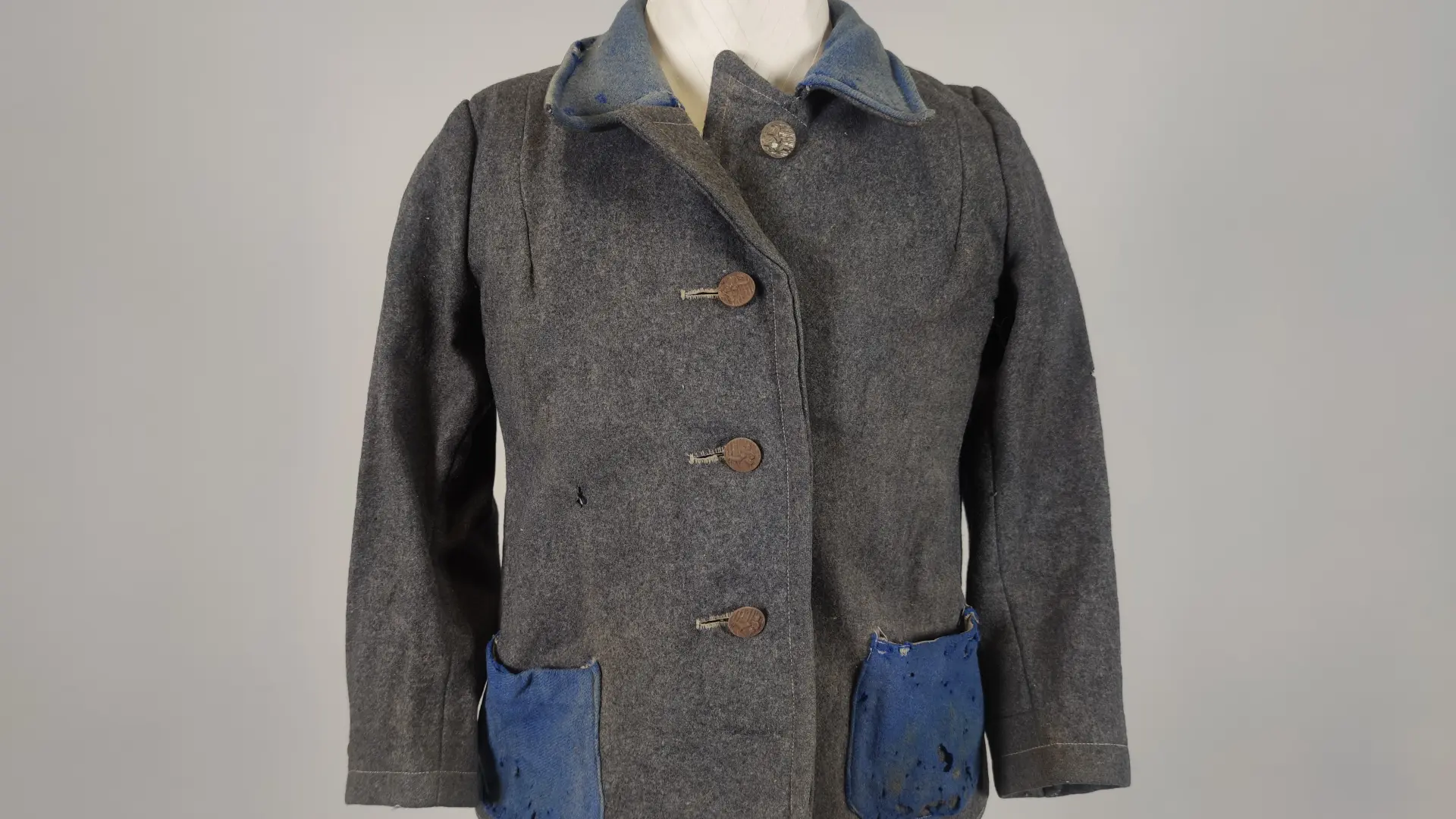 Geflickte Arbeitsjacke an einer Figurine