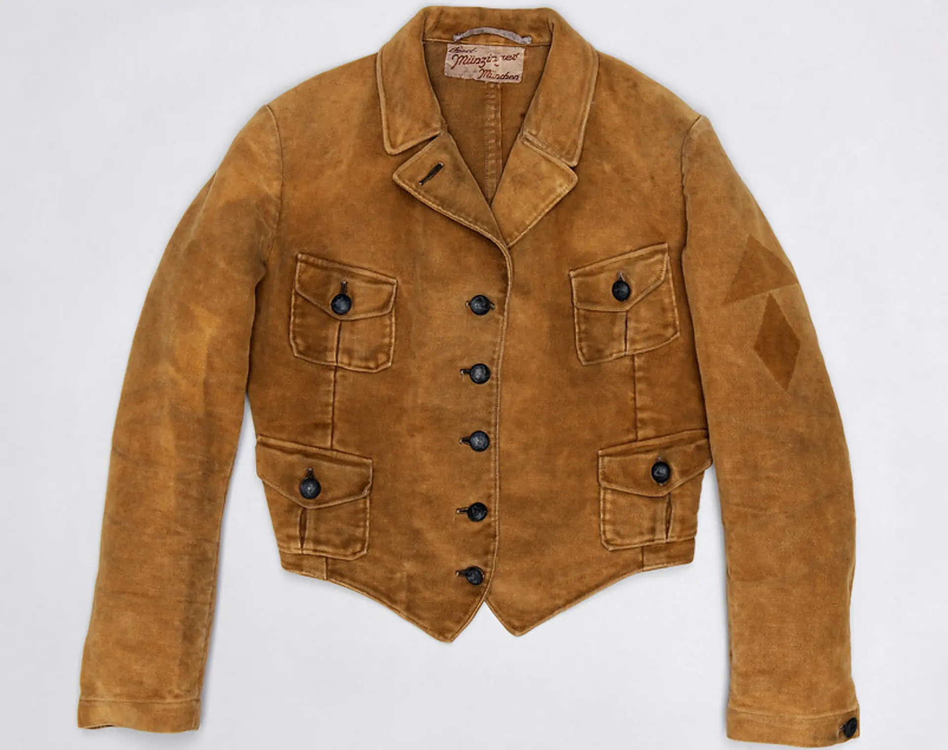 Braune Jacke, liegend auf grauem Hintergrund