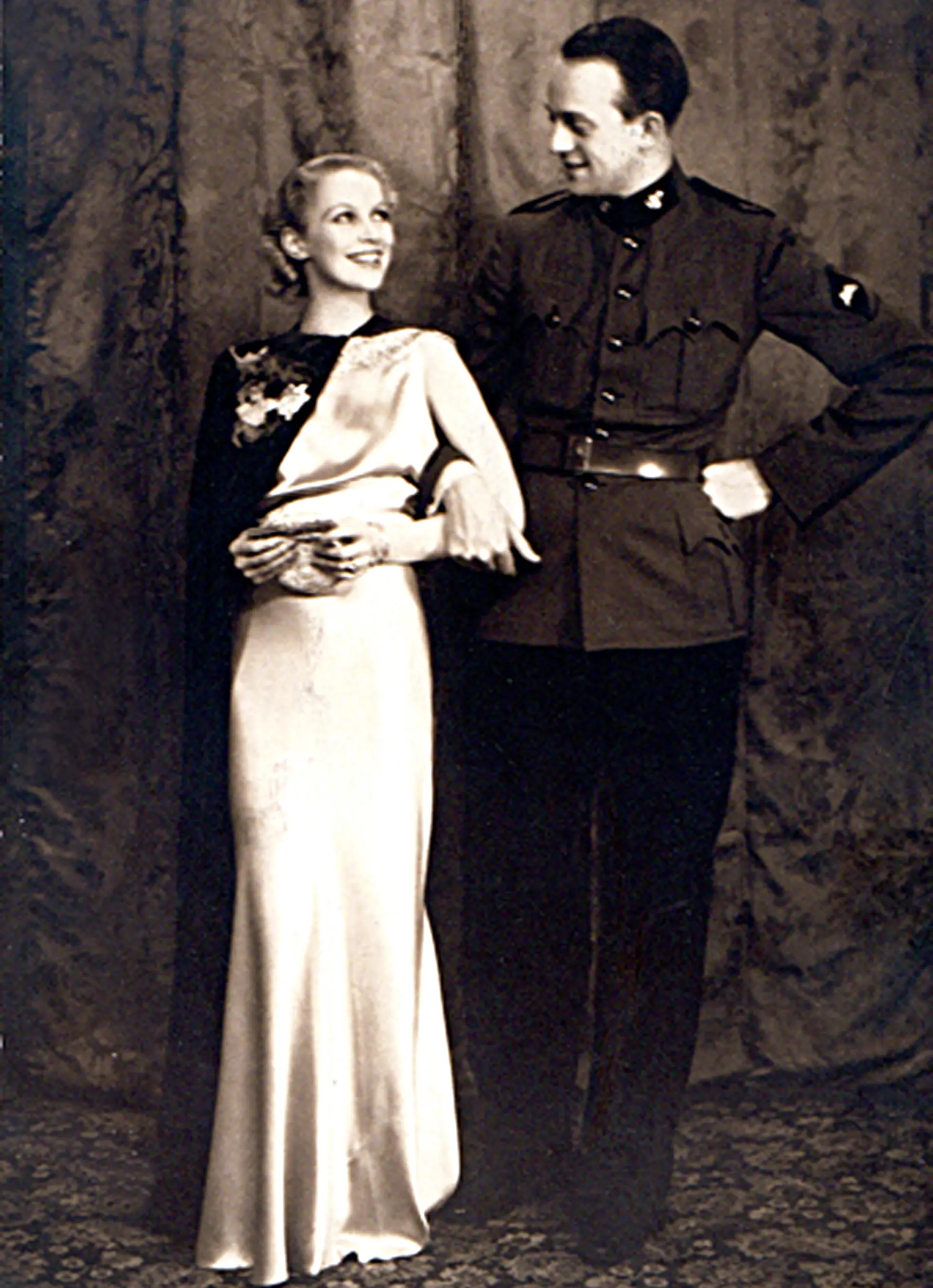 Historisches Schwarzweiß-Foto einer eleganten Frau und einem Mann in Uniform