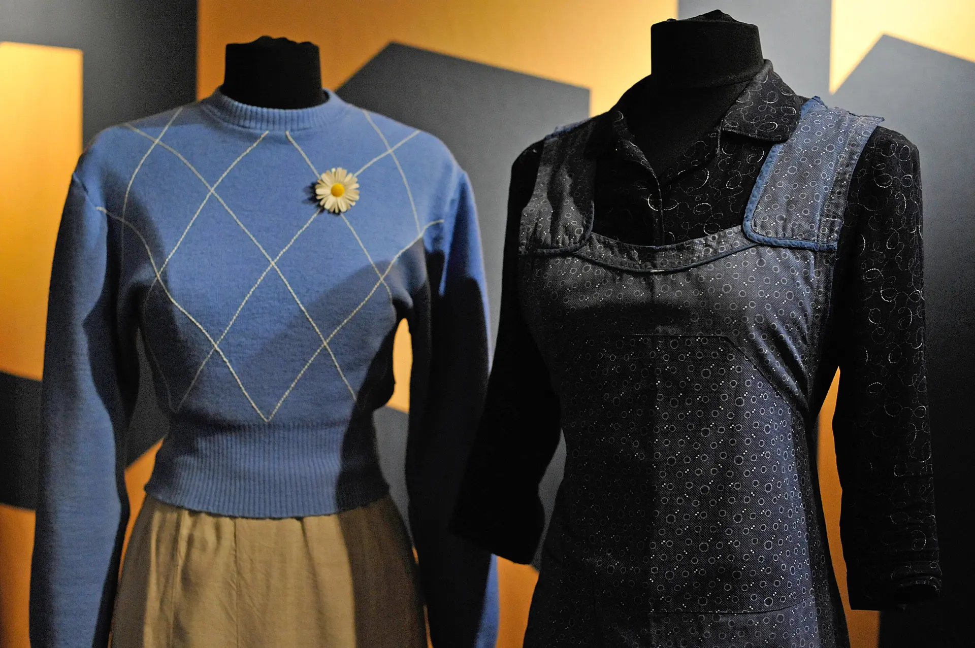 Zwei Damen-Outfits an Figurinen in einer Ausstellung