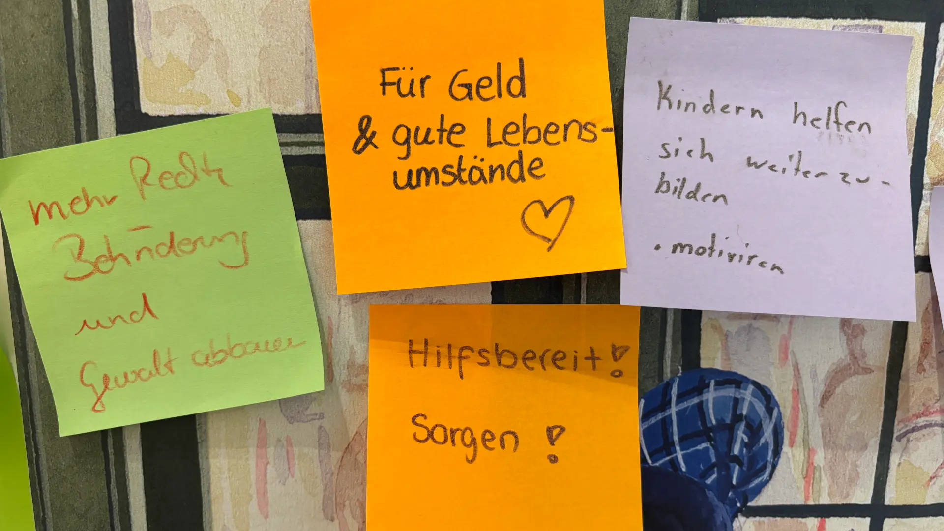 Klebenotizen an einer Wand.