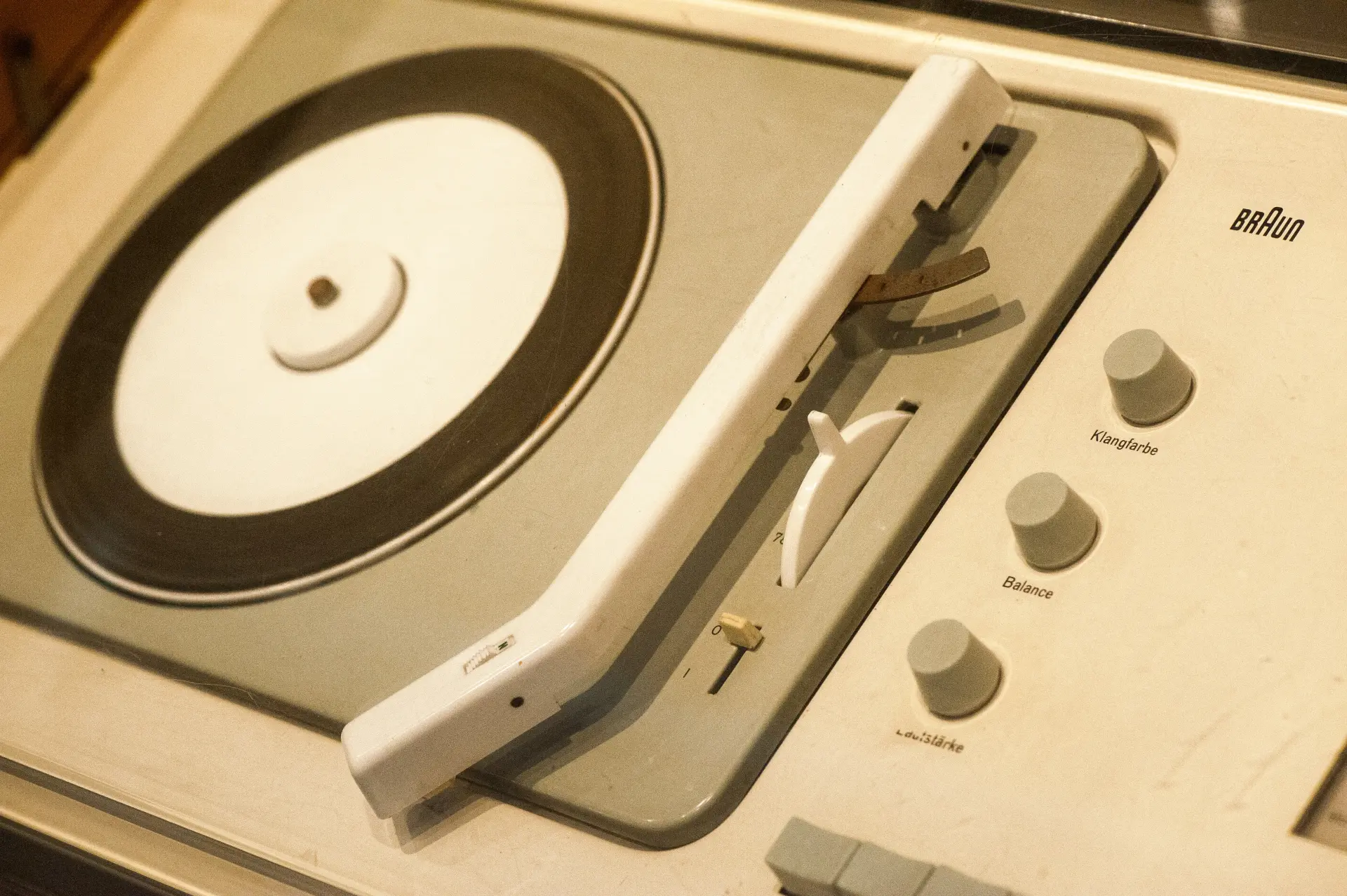 Detailansicht einer alten Radio-Plattenspieler-Kombination aus den 1950er Jahren aus Kunststoff