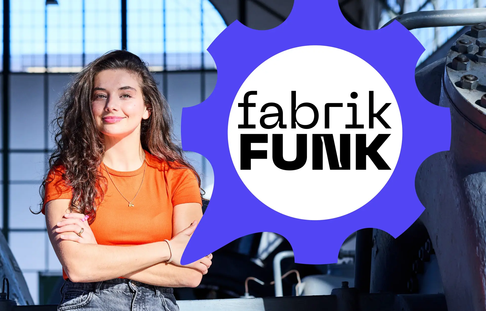 Moderatorin Nadine Hadad in der Maschinenhalle der Zeche Zollern. Rechts das Logo des Podcasts Fabrikfunk: eine blaue Mutter in Form einer Sprechblase.