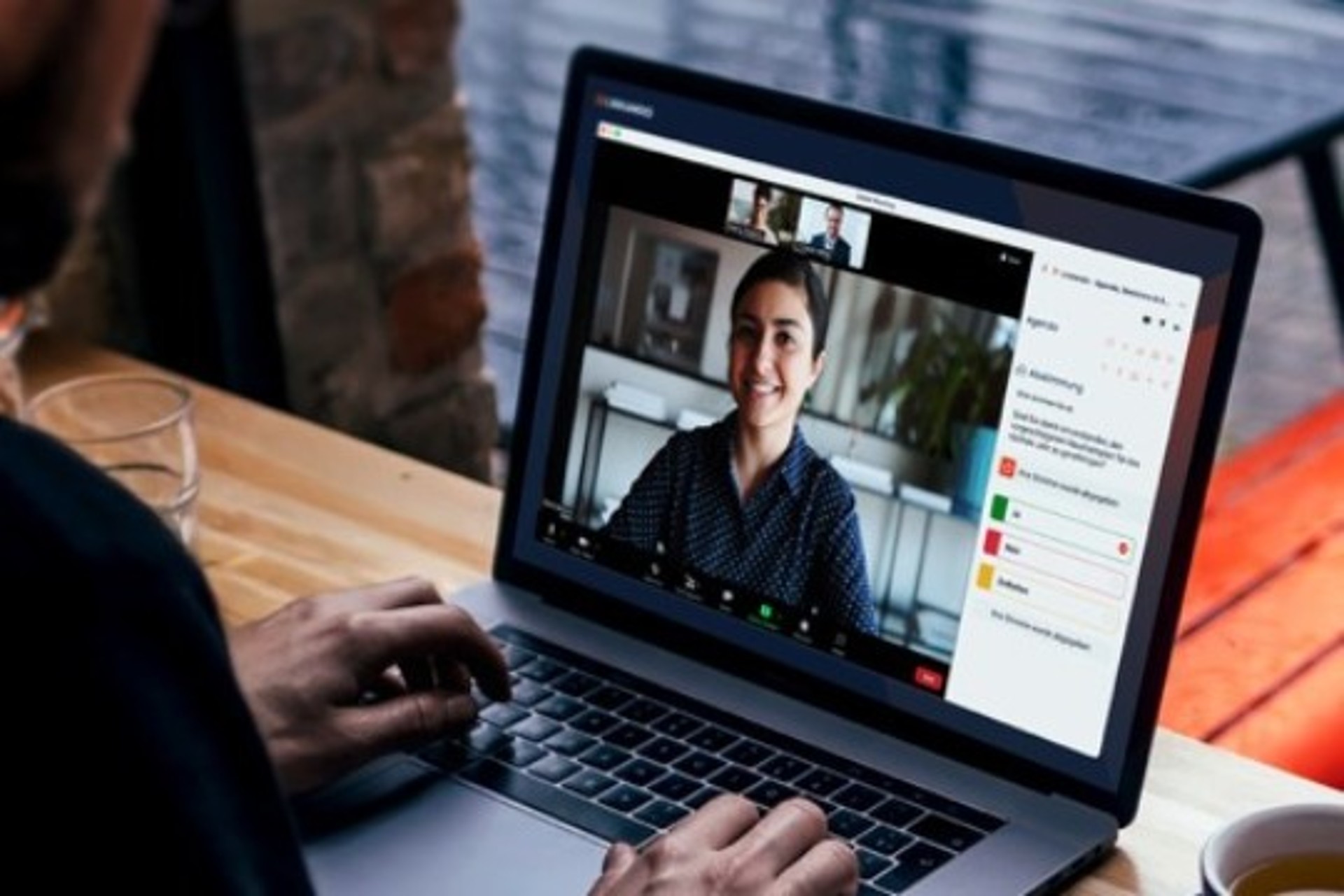 Ein aufgeklappter Laptop auf dessen Bildschirm eine Videokonferenz läuft