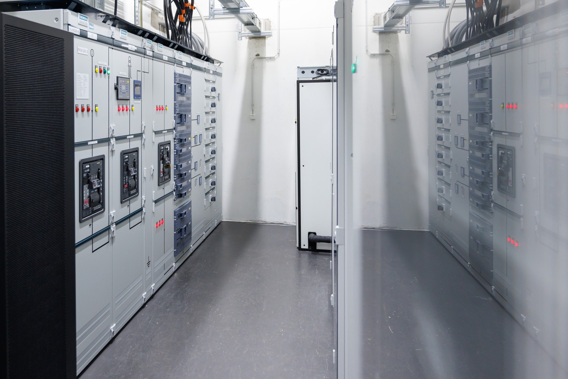 Schrank mit Knöpfen und Touchscreens