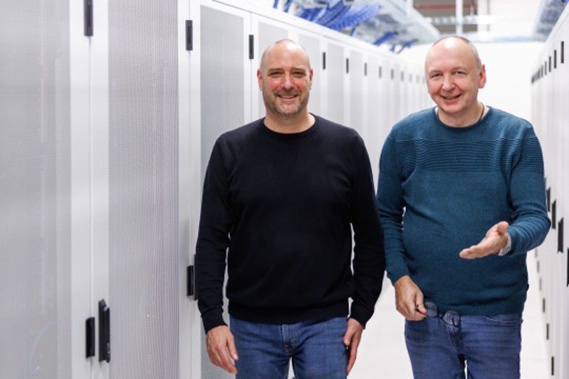 Zwei Männer zwischen Serverschränken
