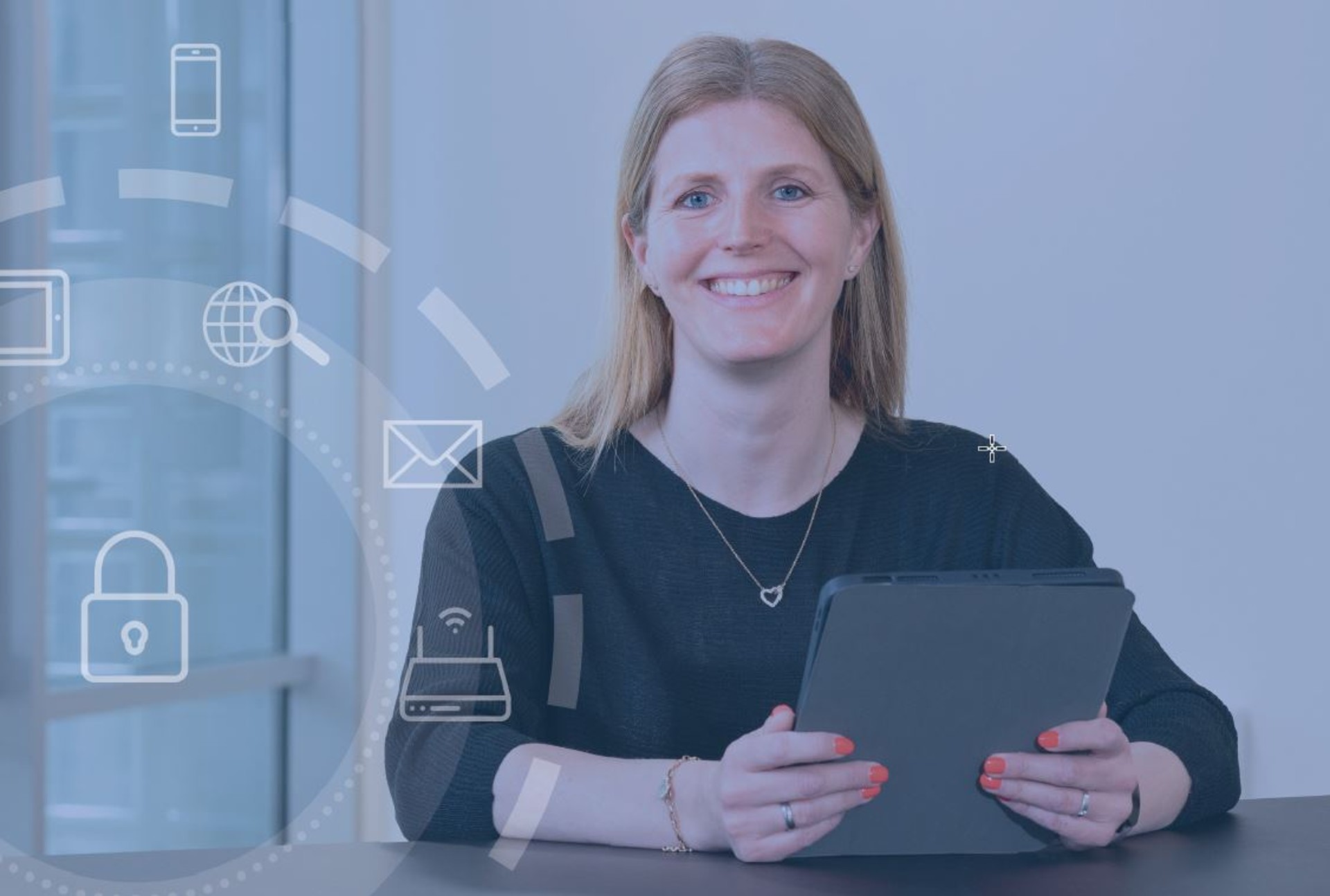 Das Cover des IT-Sicherheitsberichts 2024 zeigt eine lächelnde Frau mit einem Tablet in den Händen. Daneben sind Symbole für IT-Sicherheit.