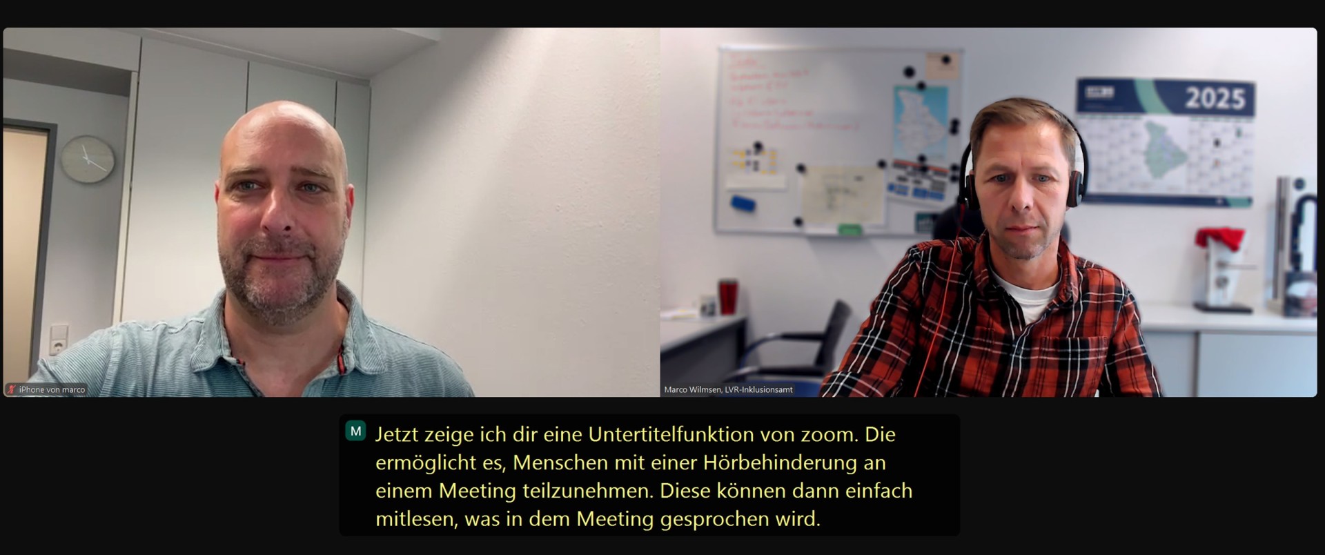 Ein Mann mit Headset sitzt am Computer und befindet sich in einem Zoom-Meeting. Die Untertitelfunktion von Zoom ist zu erkennen.