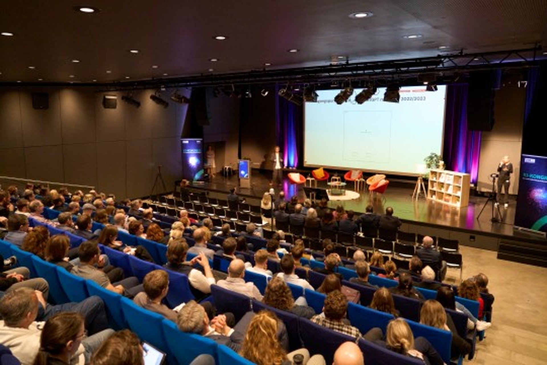 Präsentation in einem voll besetzen Kongresssaal