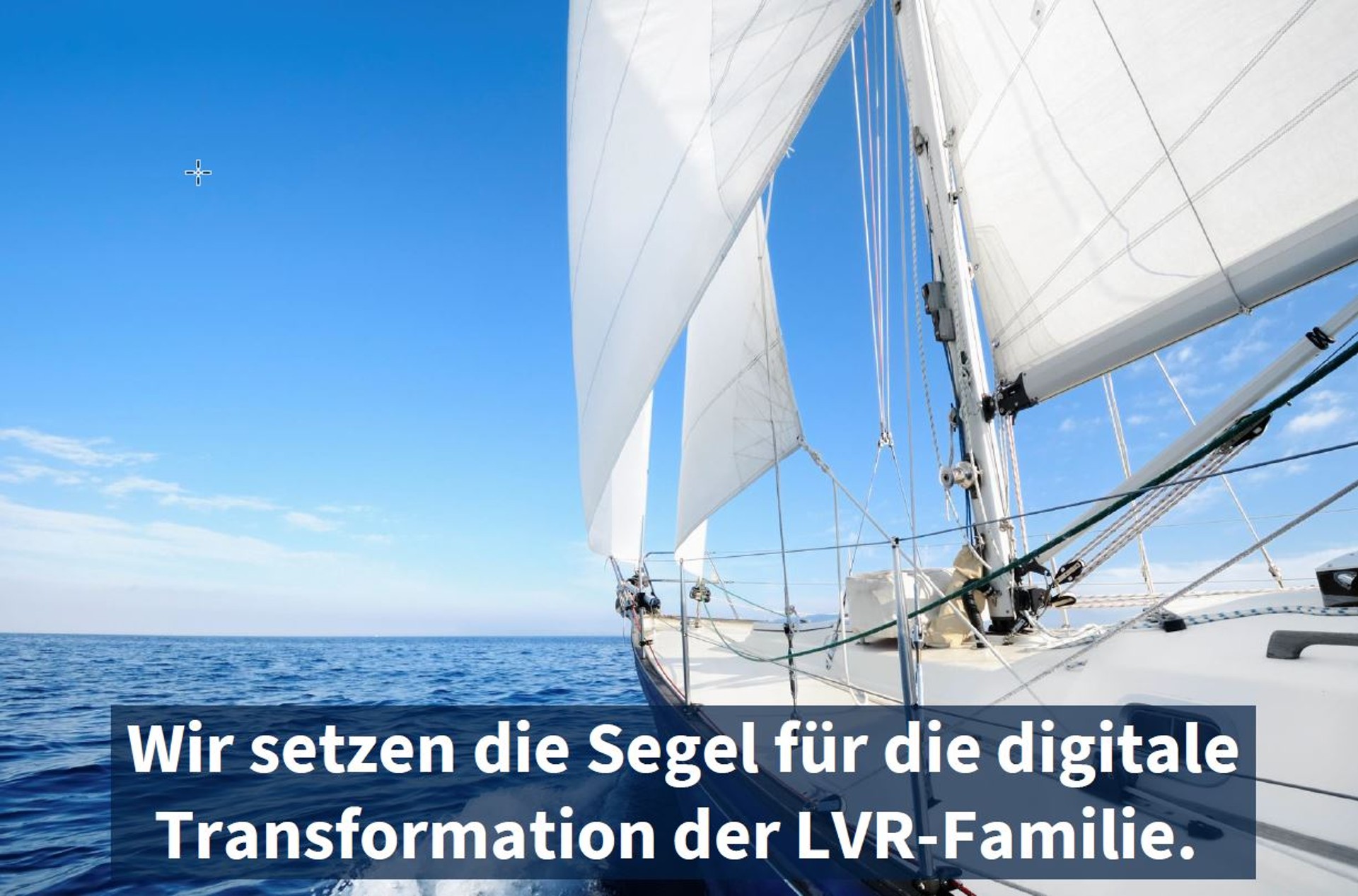 Ein Segelboot auf dem offenen Meer. Daneben steht: Wir setzen die Segel für die digitale Transformation der LVR-Familie.