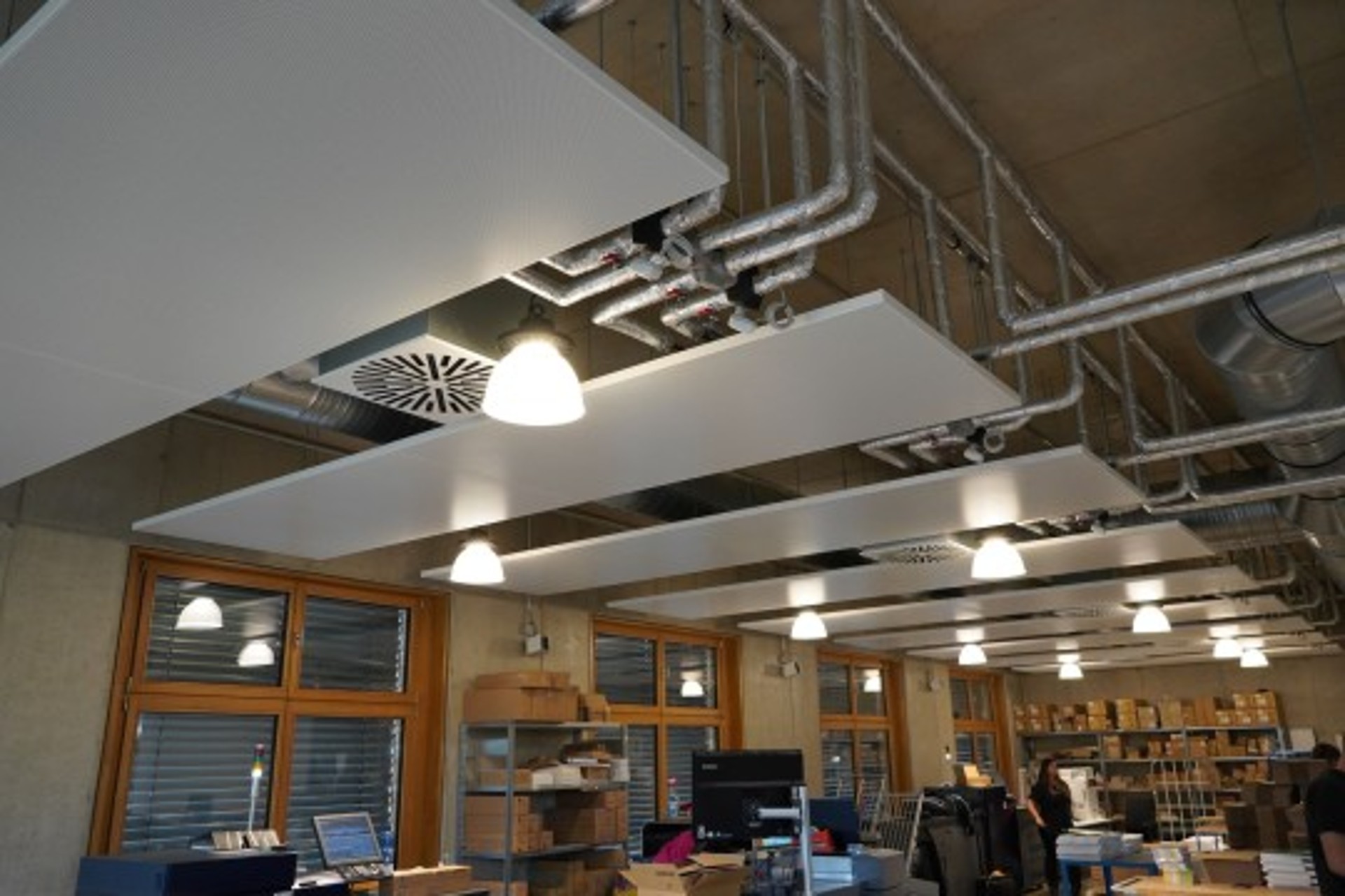 Decke mit Lampen und Platten