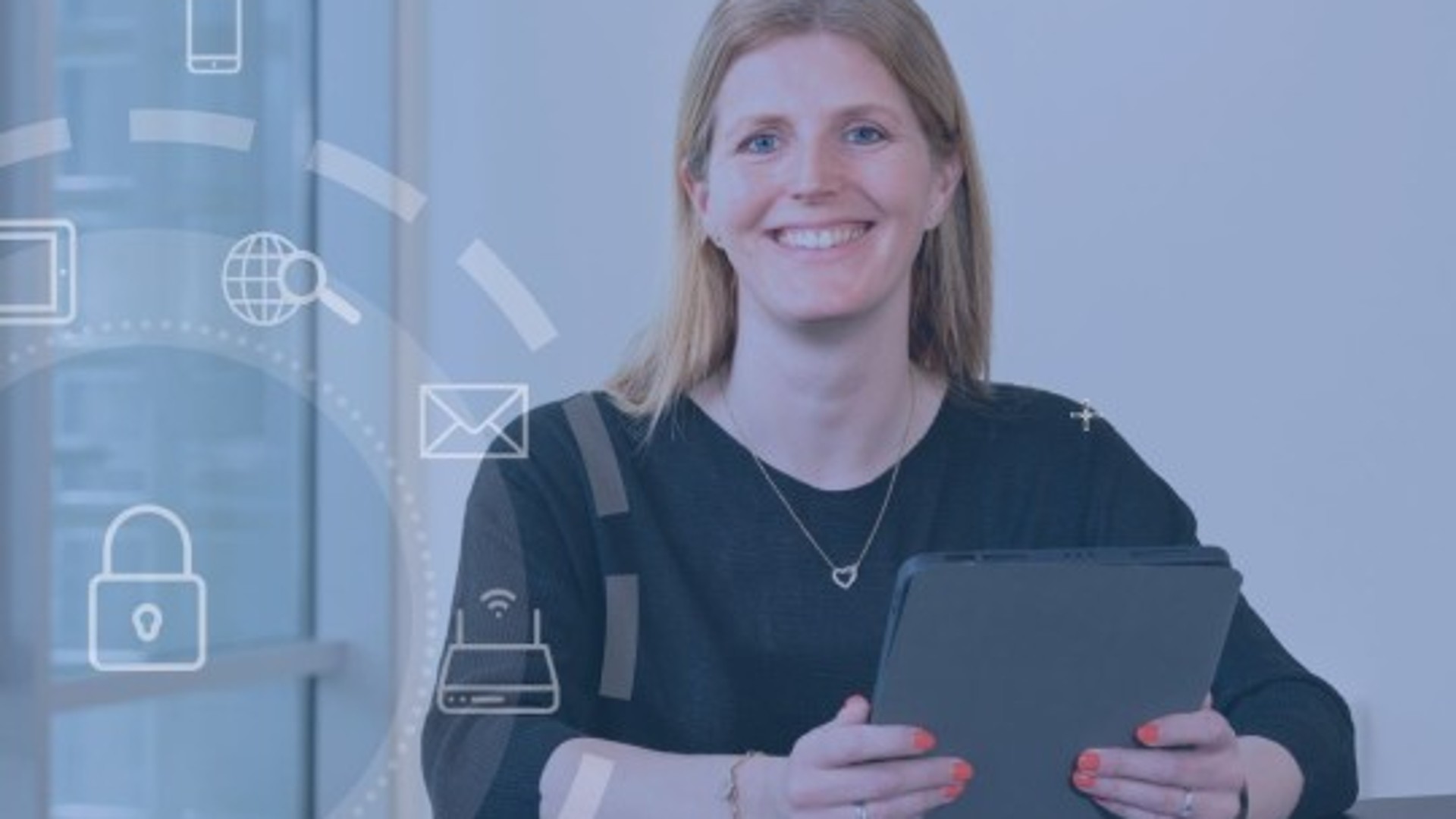 Eine Frau hält ein Tablet