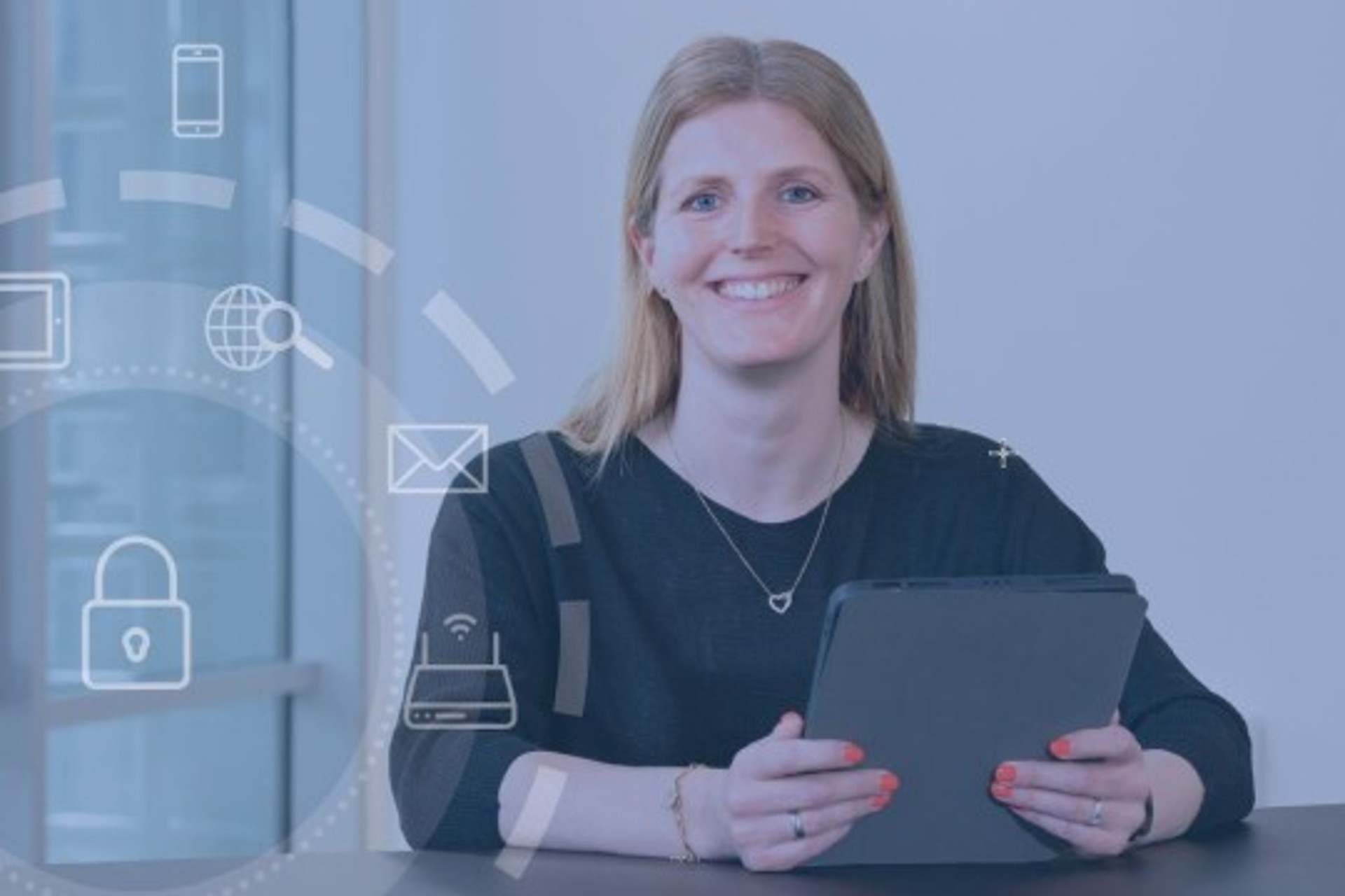 Eine Frau hält ein Tablet