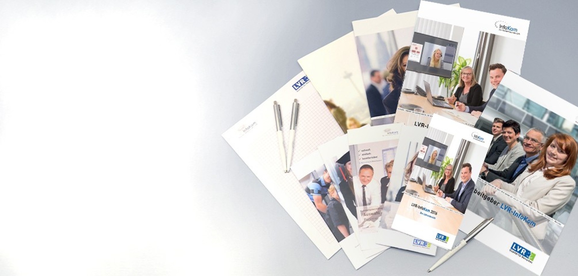 Verschiedene Flyer und Broschüren auf einem Tisch