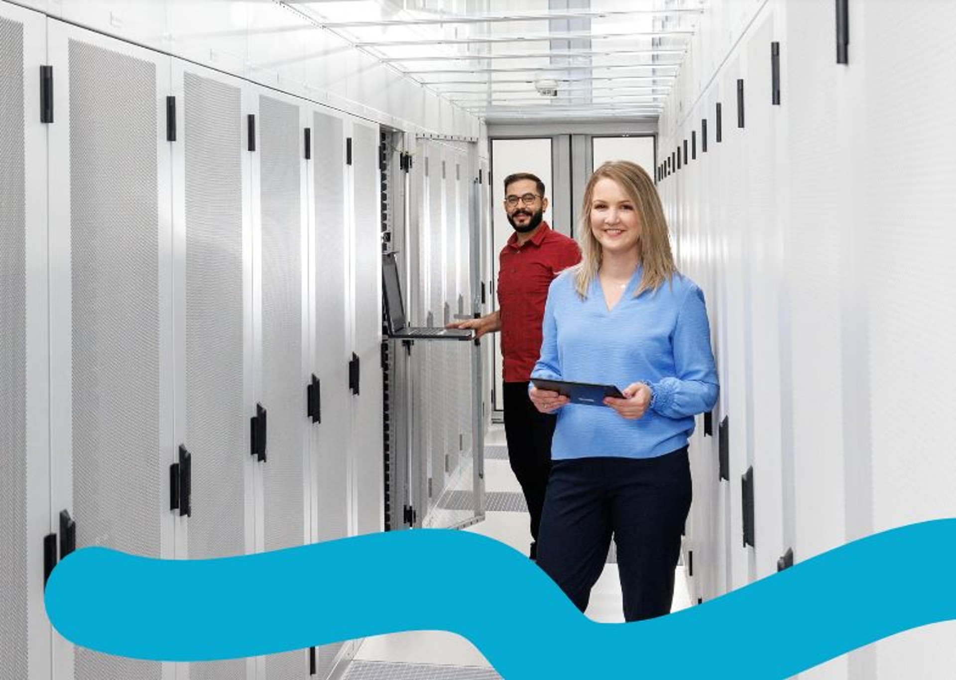 Eine Frau und ein Mann im Servergang eines Rechenzentrums. Darüber liegt ein blauer Flow.