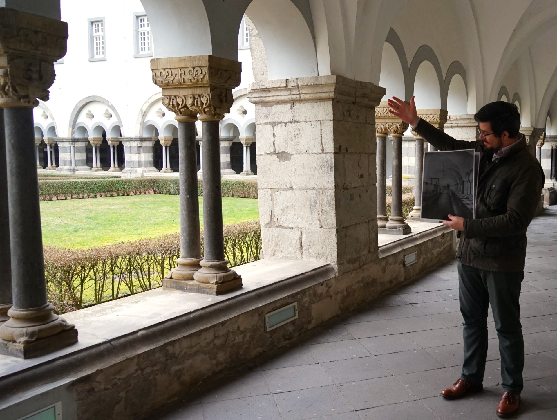 Ein Mann steht im Kreuzgang der Abtei Brauweiler