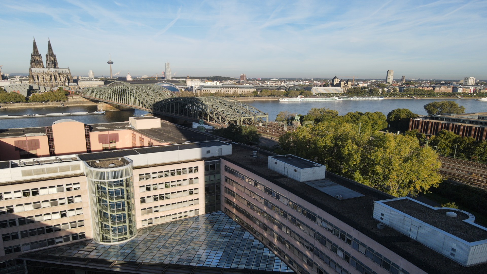 Luftaufnahme des Horionhauses, im Hintergrund der Rhein, der  Dom und die Hohenzollernbrücke