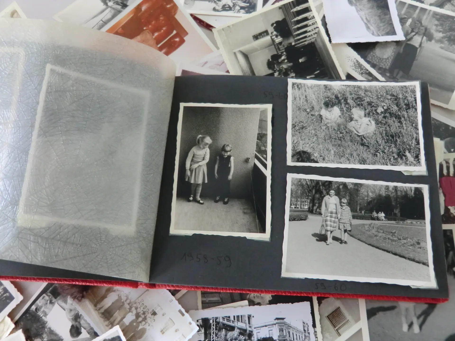 Fotoalbum aus der Sammlung Vahrenbrink aufgeschlagen