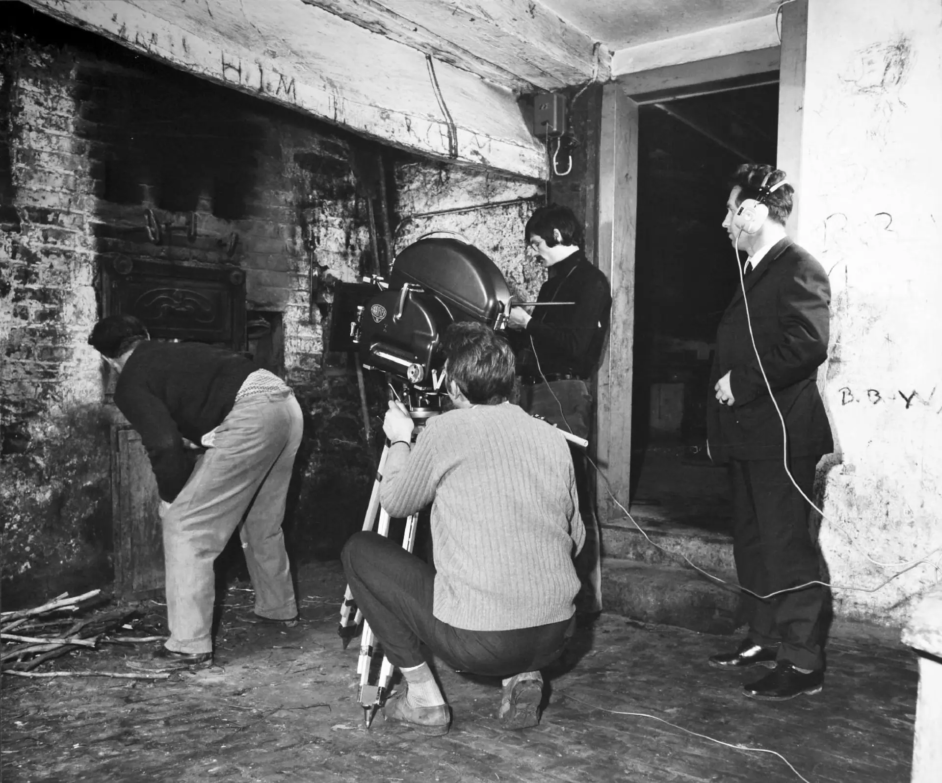 Filmteam bei den Dreharbeiten zum Film "Brotbacken im Geindebackhaus". 