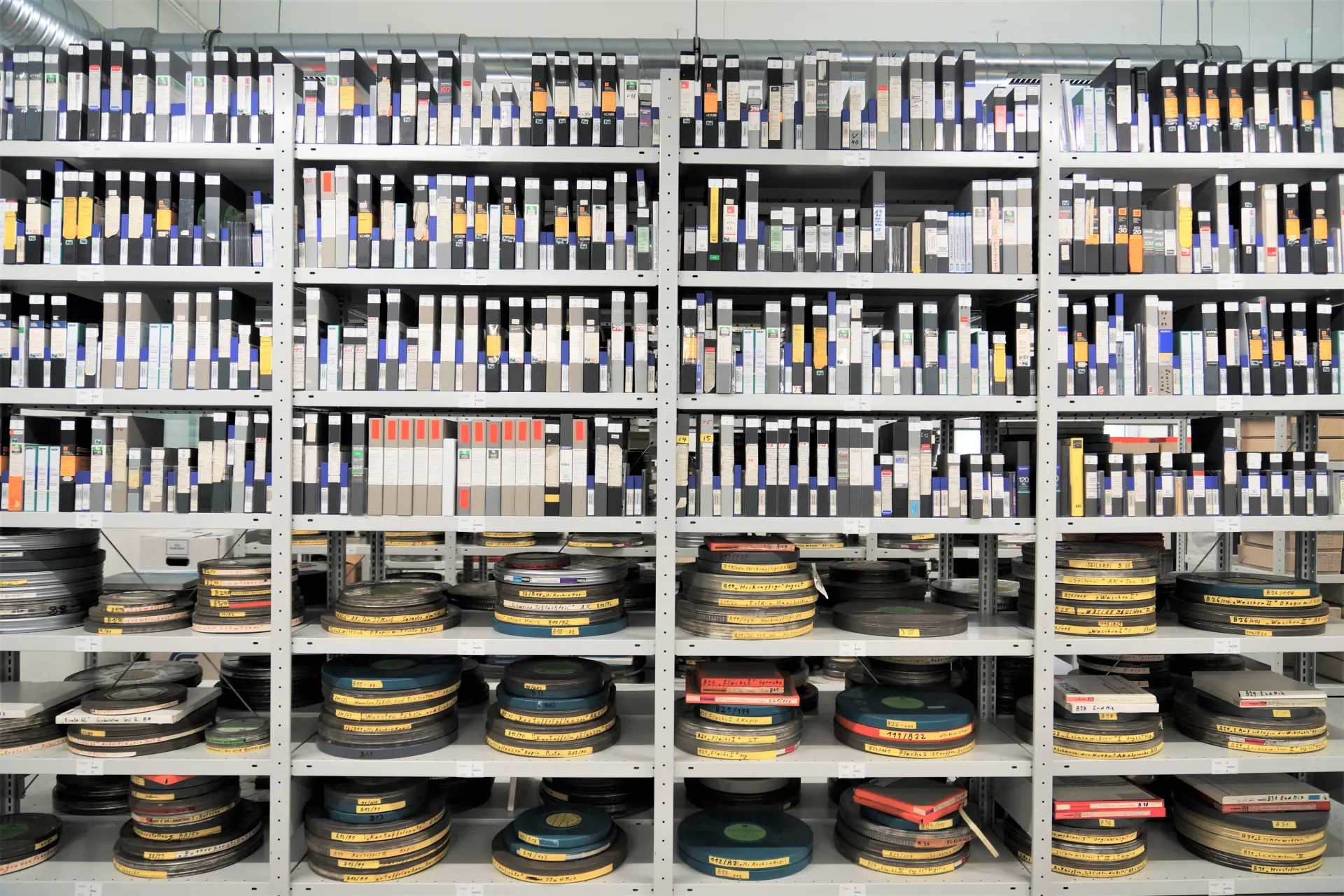 Regalwände mit Videokassetten und Filmrollen im Archiv