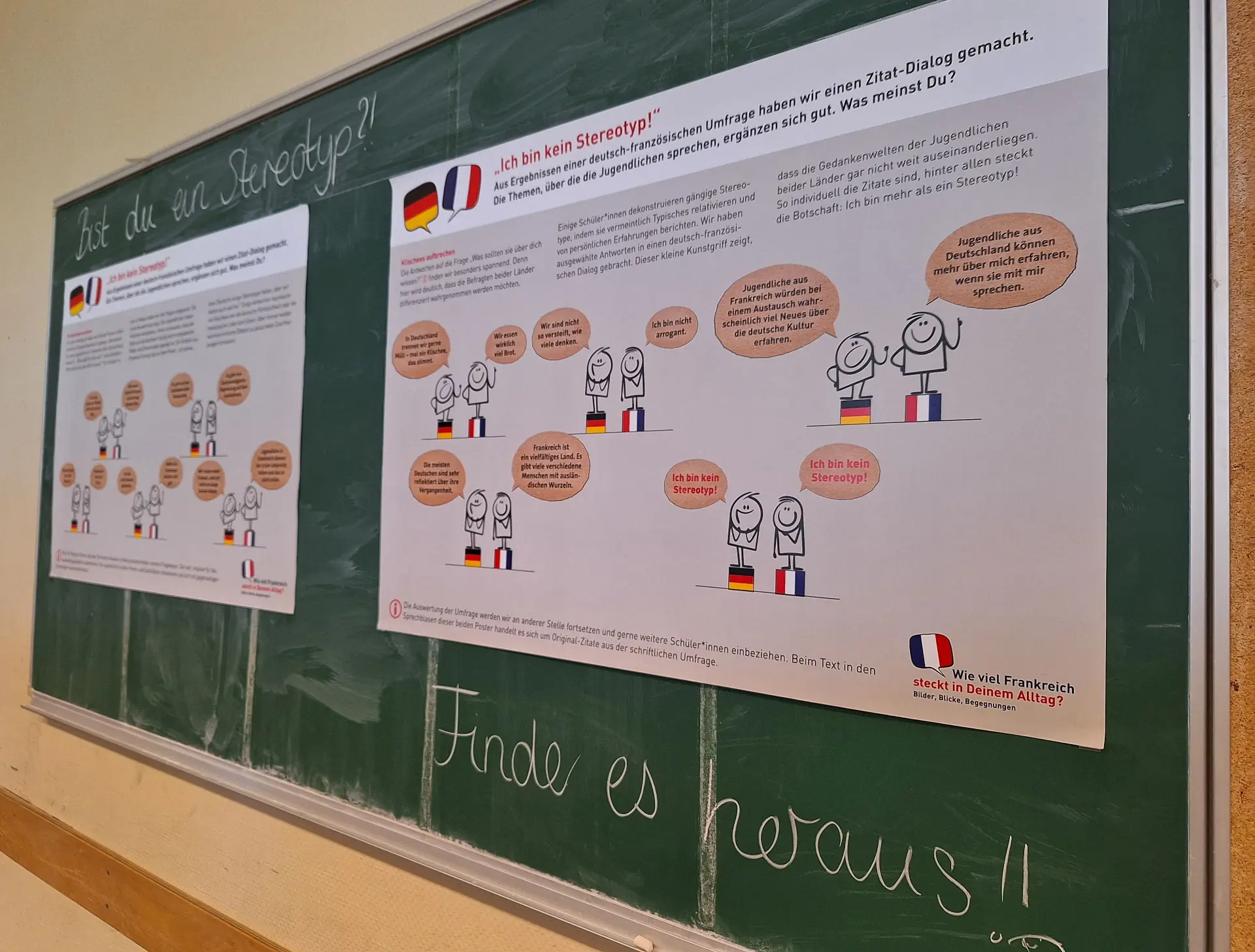 Ausstellungsposter mit einem Dialog über deutsch-französische Stereotype, präsentiert in der Gesamtschule Hardt in Mönchengladbach.