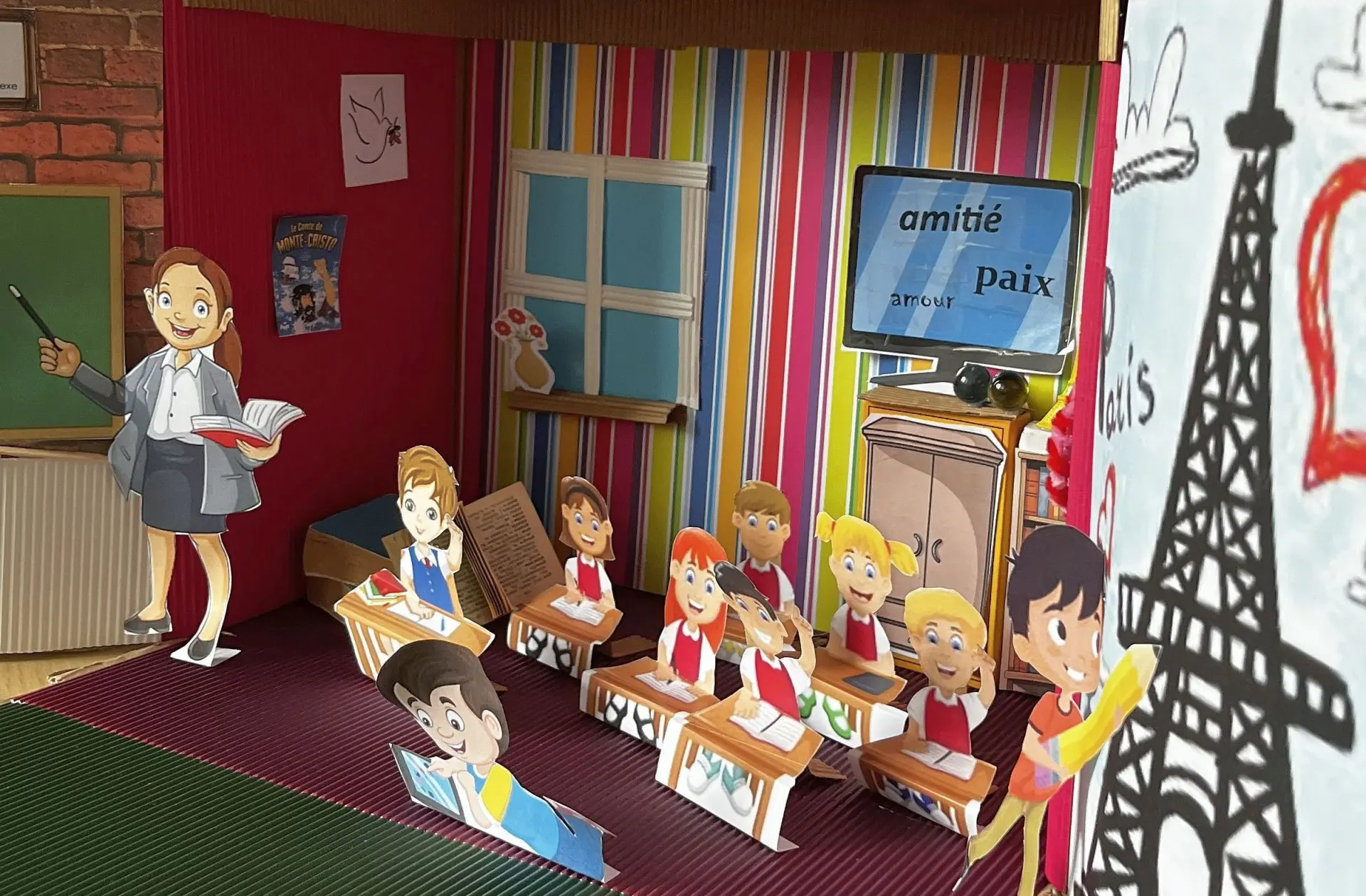 Klassenzimmer-Darstellung: Papierfiguren in einem Schuhkarton